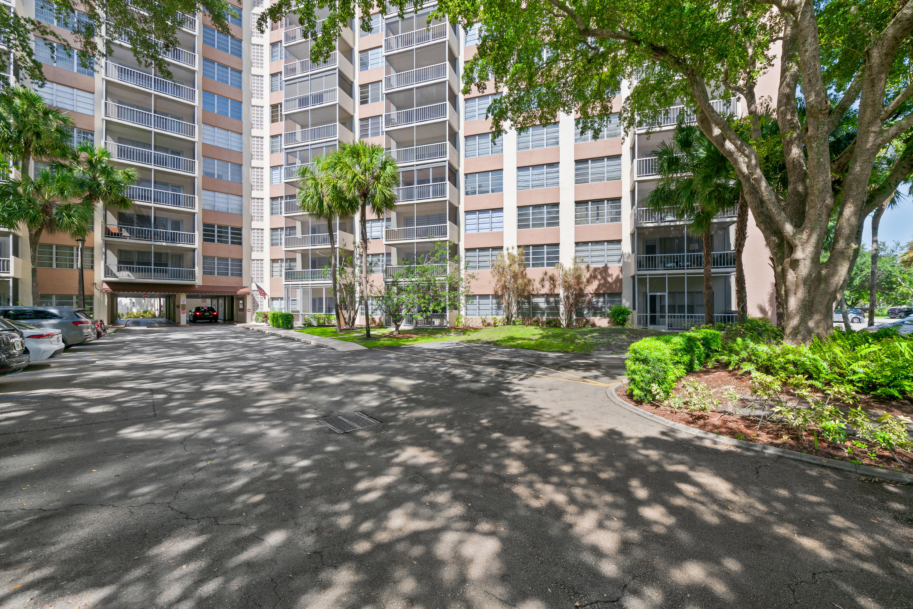 Foto de propiedad en 10777 W Sample 207, Coral Springs, FL 33065 Coral Springs con MLS# 