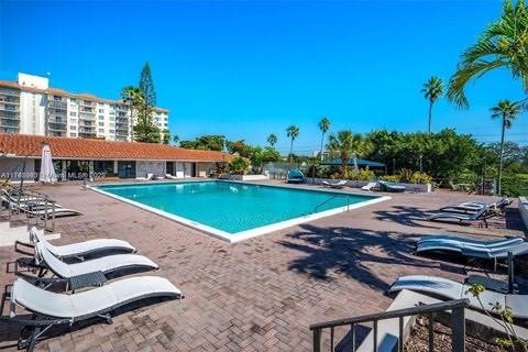 Foto de propiedad en 4158 Inverrary Drive 111, Lauderhill, FL 33319 Lauderhill con MLS# 