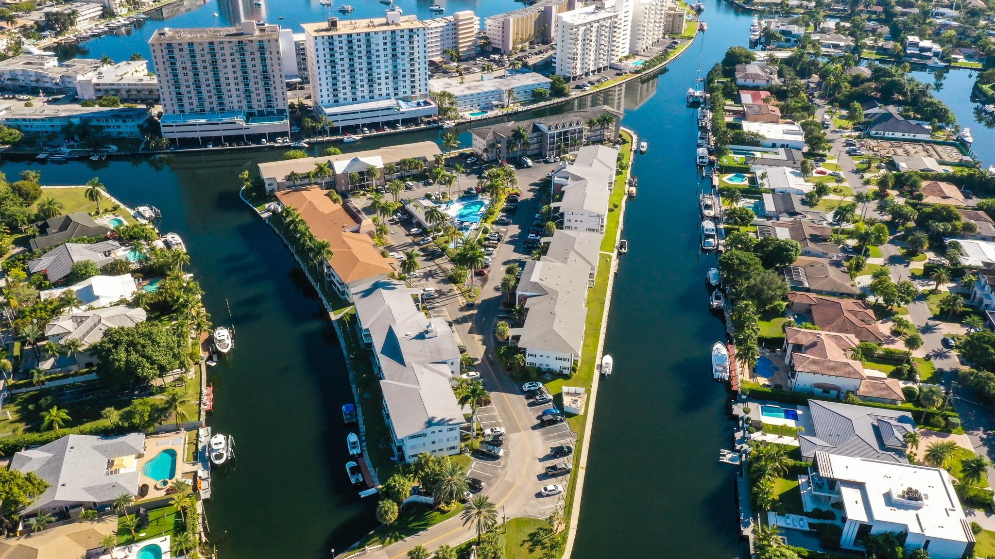 Foto de propiedad en 450 Paradise Isle Boulevard, Hallandale Beach, FL 33009 Hallandale Beach con MLS# 