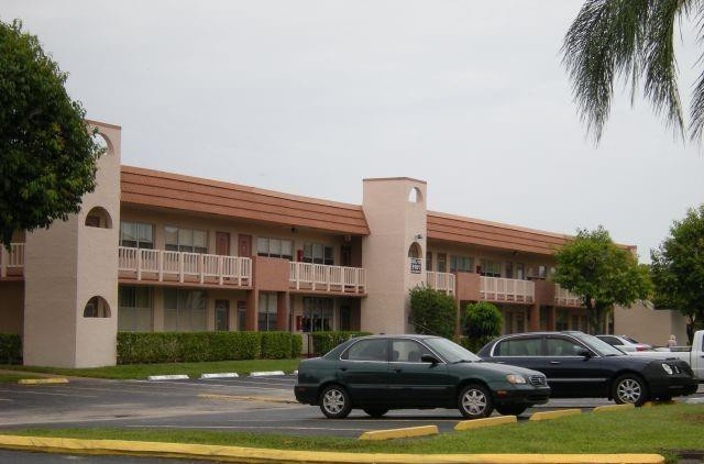 Foto de propiedad en 9101 Sunrise Lakes Boulevard 206, Sunrise, FL 33322 Sunrise con MLS# 