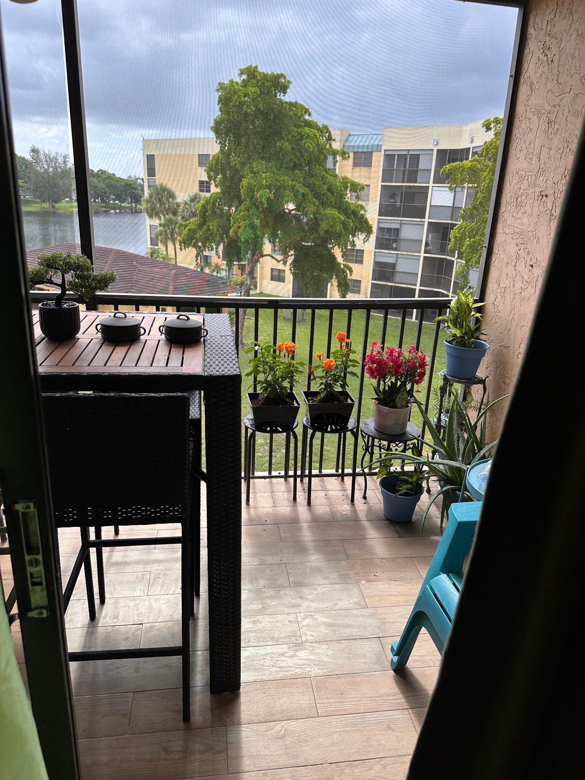 Foto de propiedad en 6575 W Oakland Park Boulevard 417, Lauderhill, FL 33313 Lauderhill con MLS# 