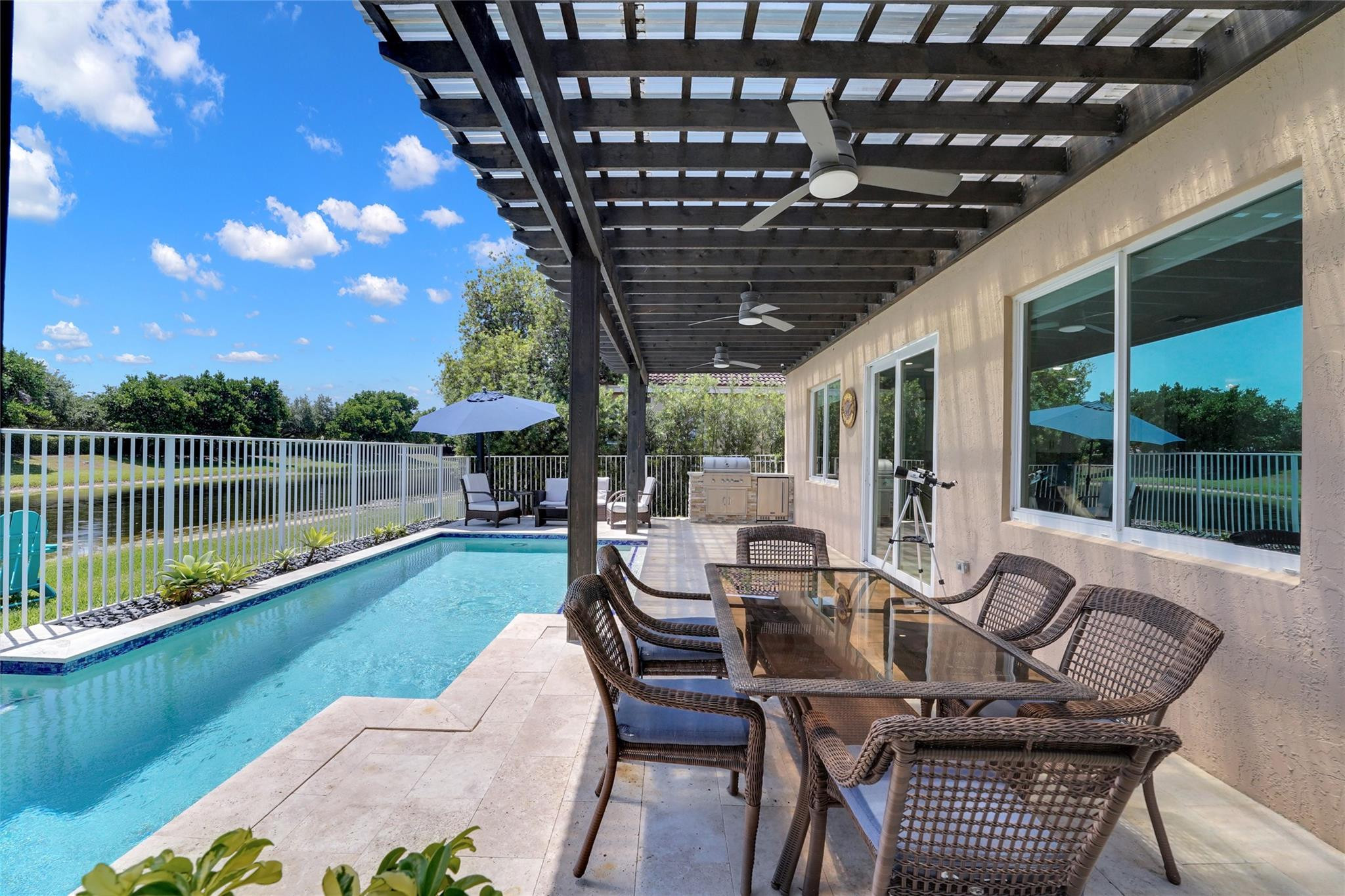Foto de propiedad en 1070 Bluewood Terrace, Weston, FL 33327 Weston con MLS# 