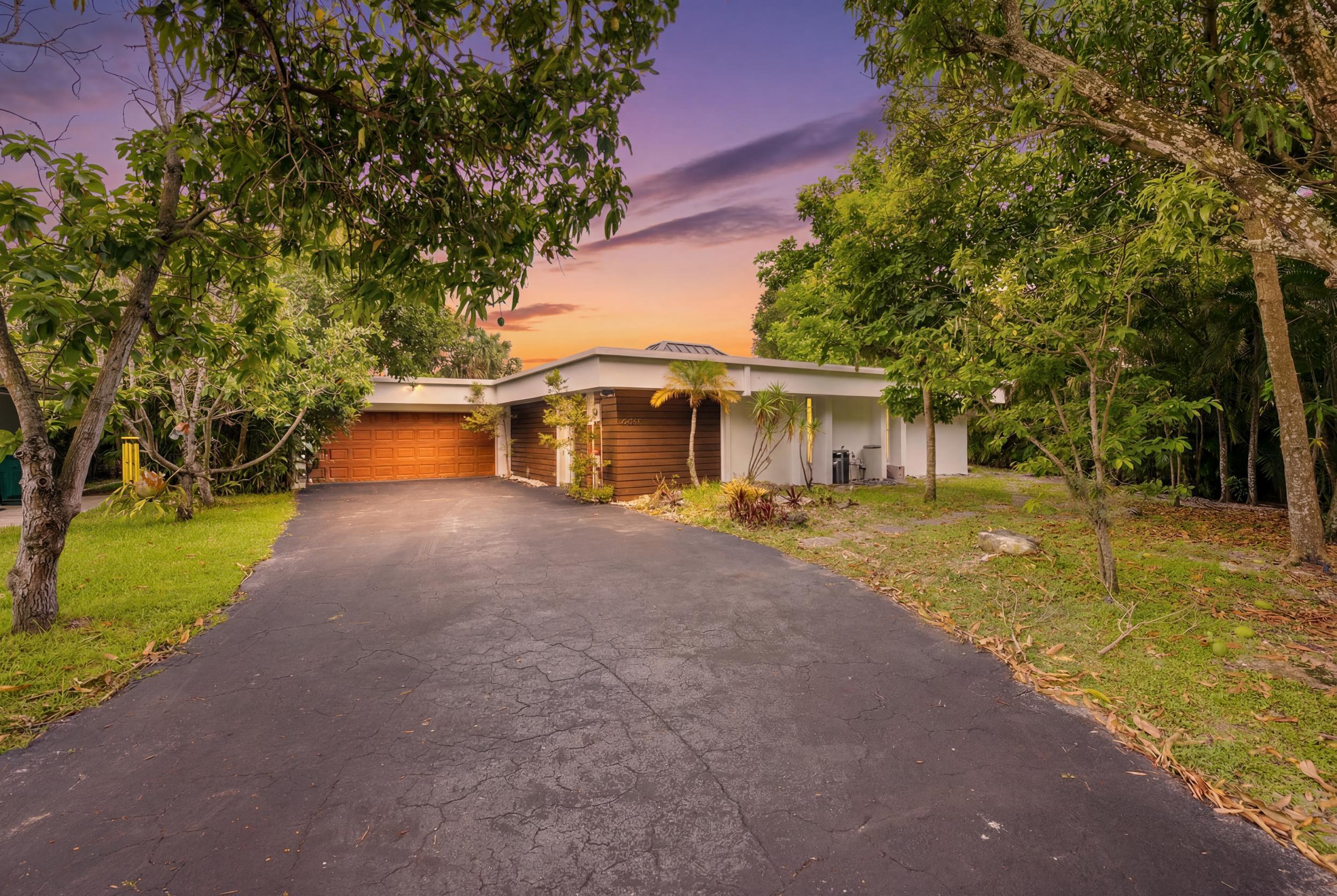 Foto de propiedad en 4400 Queen Palm Lane, Tamarac, FL 33319 Tamarac con MLS# 