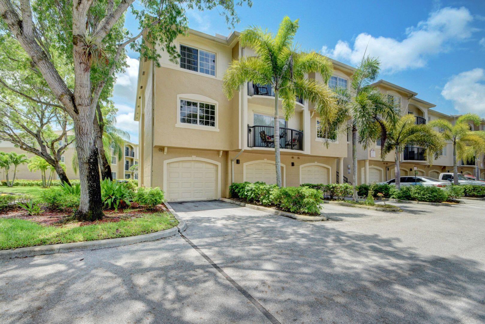 Foto de propiedad en 300 Crestwood Court N 307, Royal Palm Beach, FL 33411 Royal Palm Beach con MLS# 