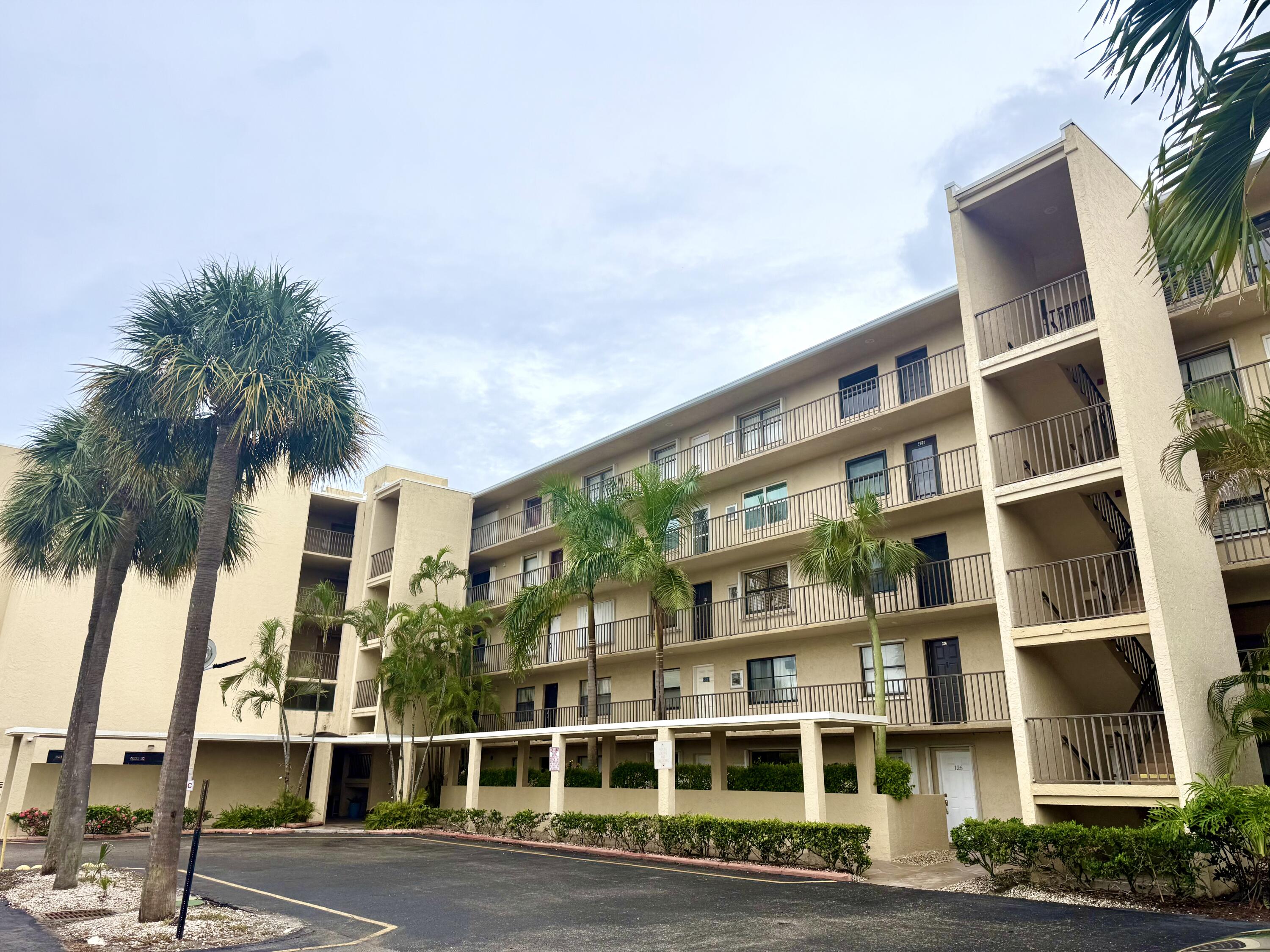 Foto de propiedad en 896 N Federal Highway 325, Lantana, FL 33462 Lantana con MLS# 