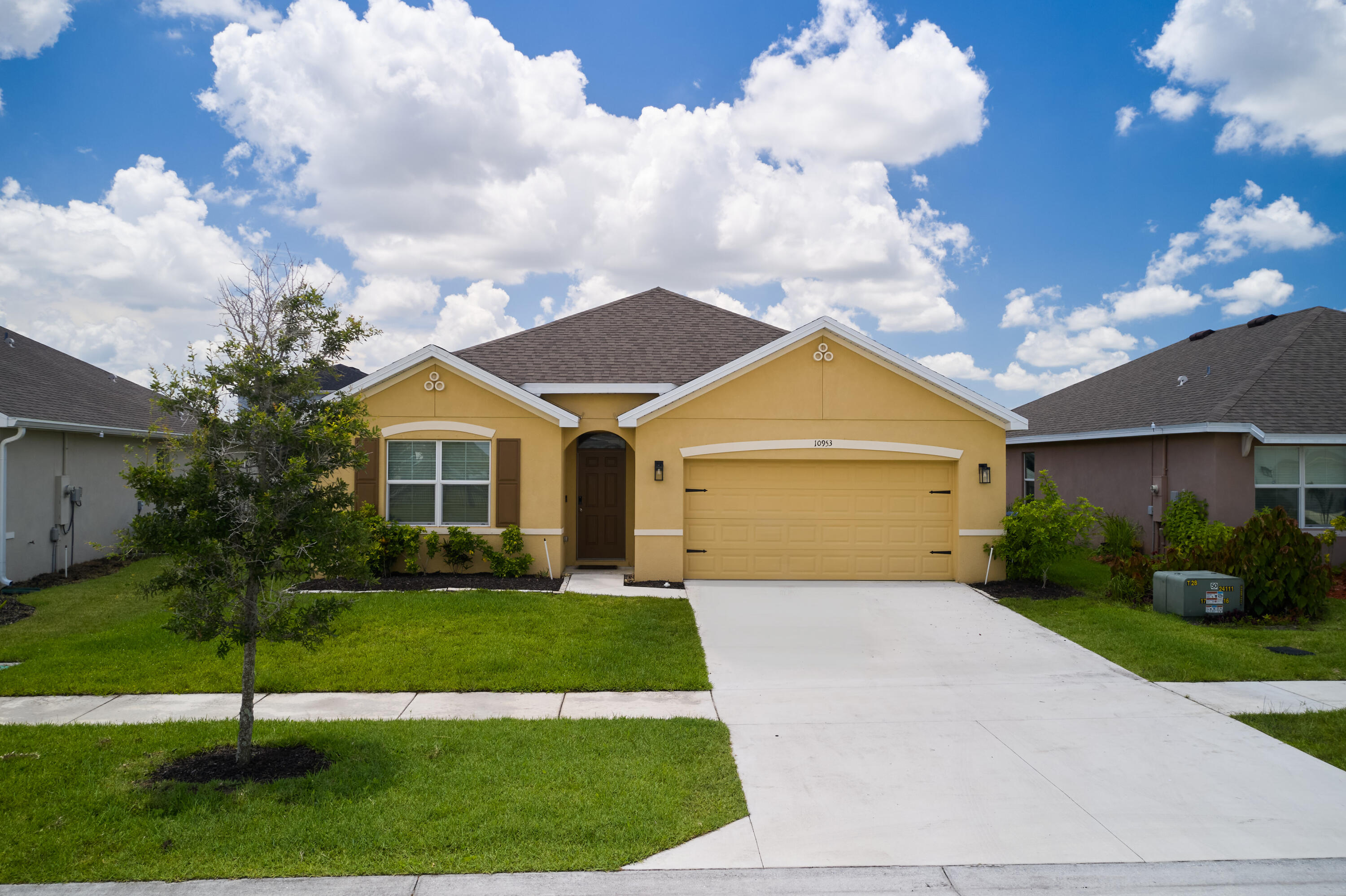 Foto de propiedad en 10953 SW Tessili Way, Port St. Lucie, FL 34987 Port St. Lucie con MLS# 