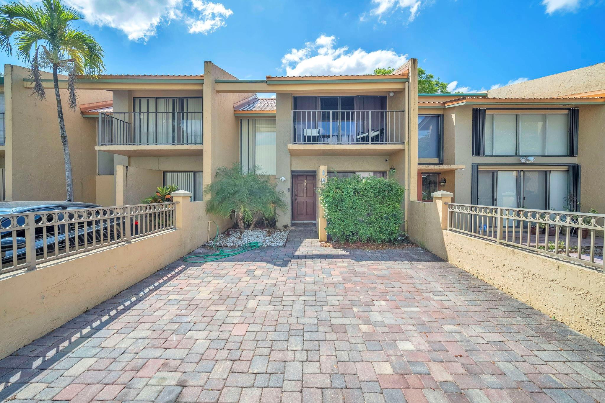 Foto de propiedad en 740 E Coco Plum Circle 3, Plantation, FL 33324 Plantation con MLS# 