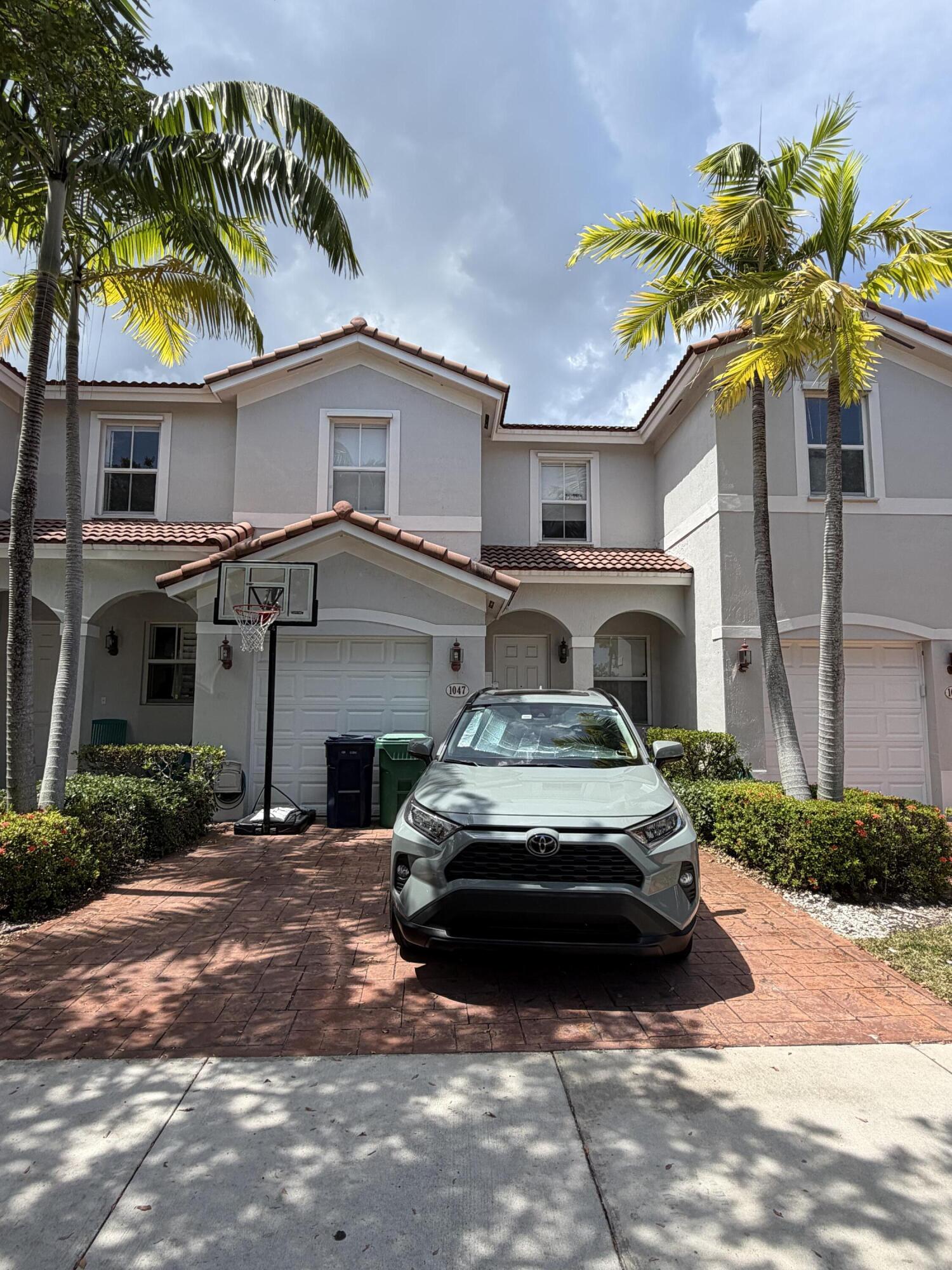 Foto de propiedad en 1047 NE 208th Street, Miami, FL 33179 Miami con MLS# 