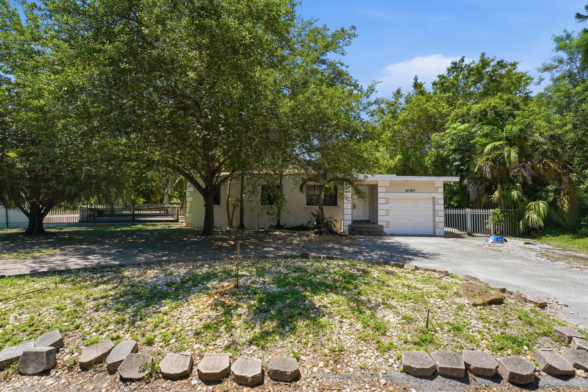 Foto de propiedad en 1060 NE 123rd Street, North Miami, FL 33161 North Miami con MLS# 