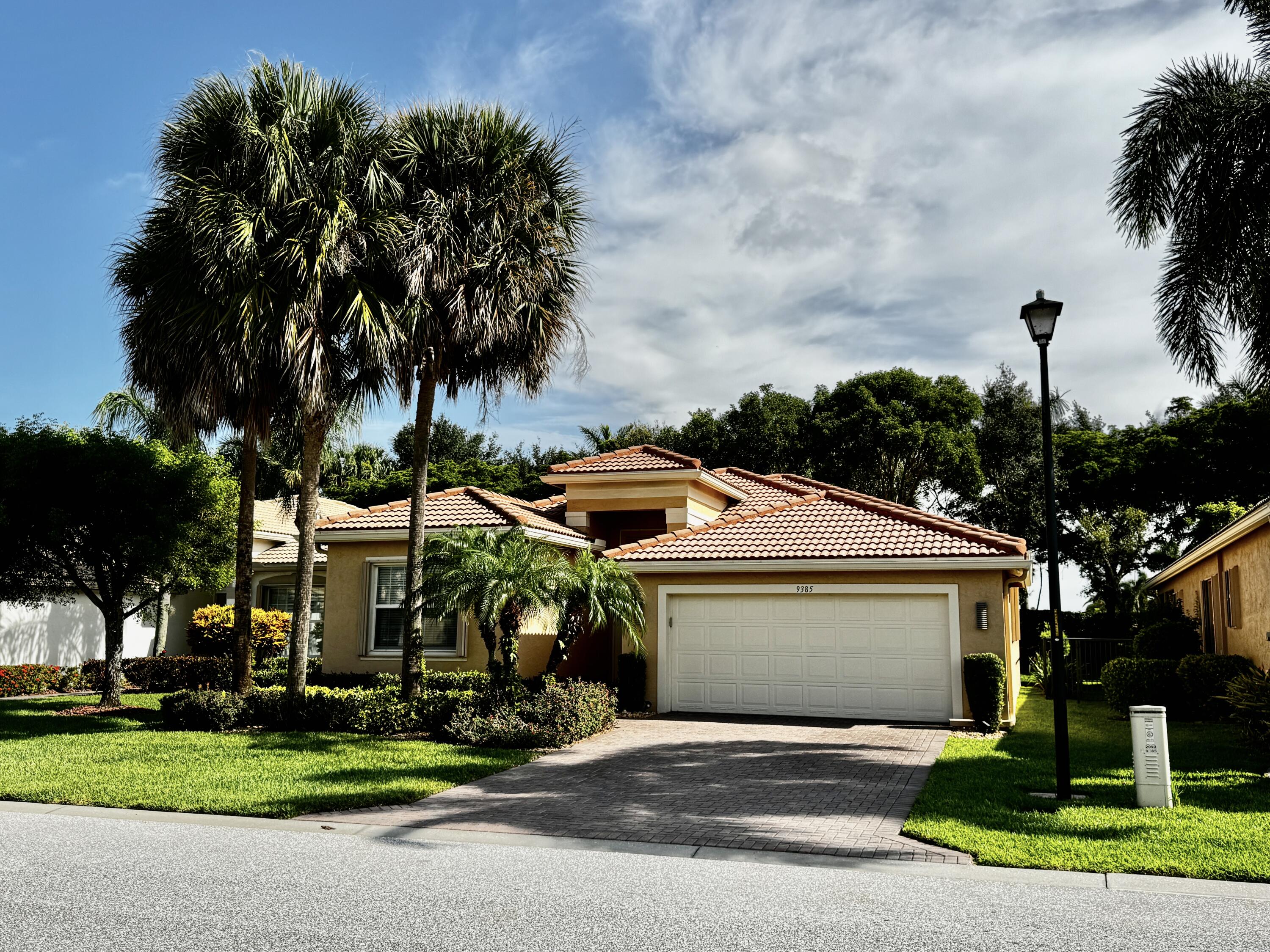 Foto de propiedad en 9385 Ivory Isle Road, Boynton Beach, FL 33473 Boynton Beach con MLS# 