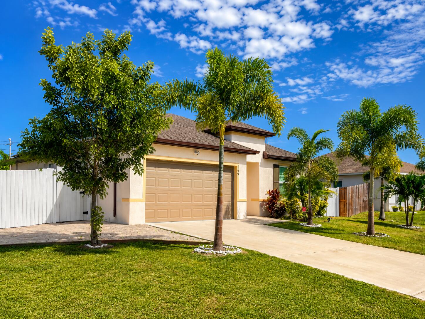 Foto de propiedad en 729 SW Haas Avenue, Port St. Lucie, FL 34953 Port St. Lucie con MLS# 