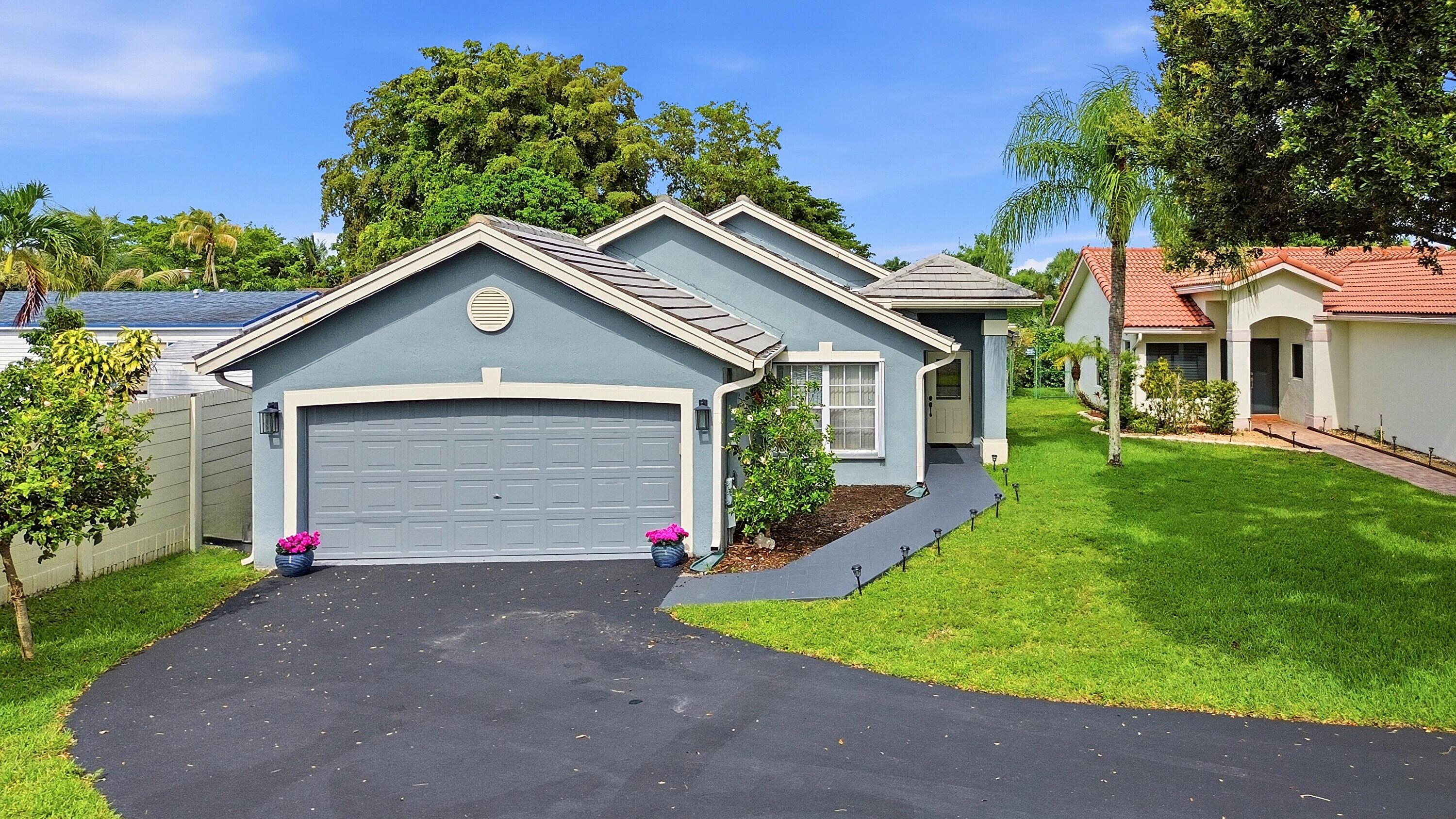 Foto de propiedad en 12445 SW 7th Place, Davie, FL 33325 Davie con MLS# 