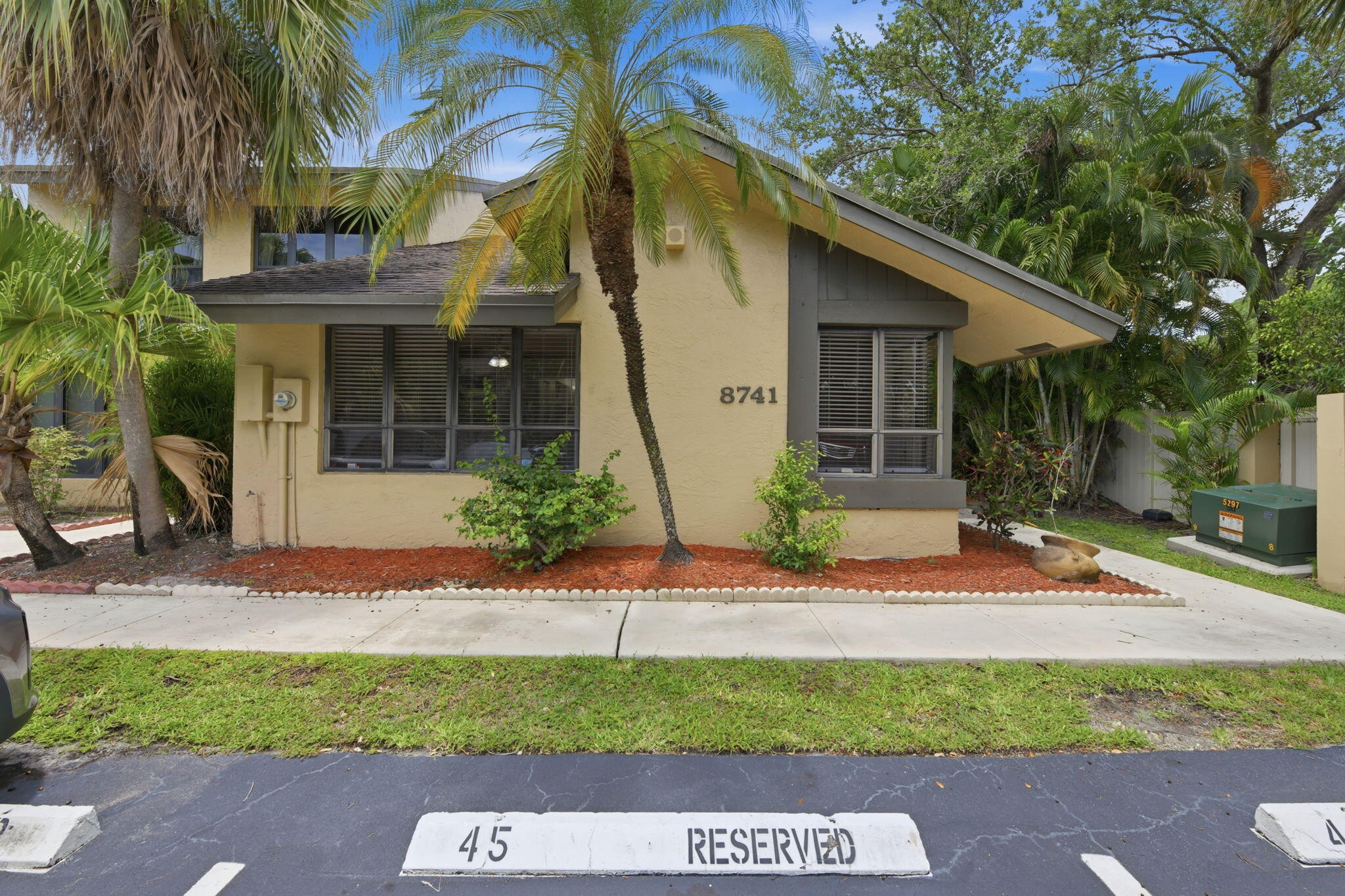 Foto de propiedad en 8741 Cleary Boulevard, Plantation, FL 33324 Plantation con MLS# 