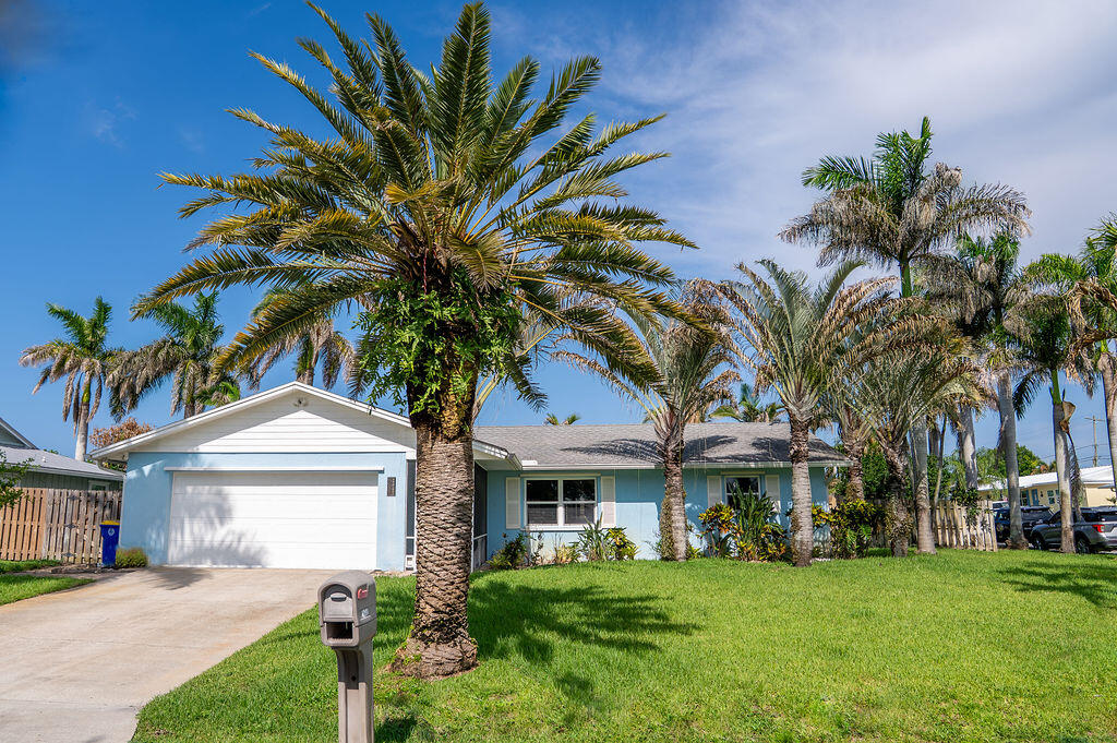 Foto de propiedad en 2445 NE 16th Court, Jensen Beach, FL 34957 Jensen Beach con MLS# 