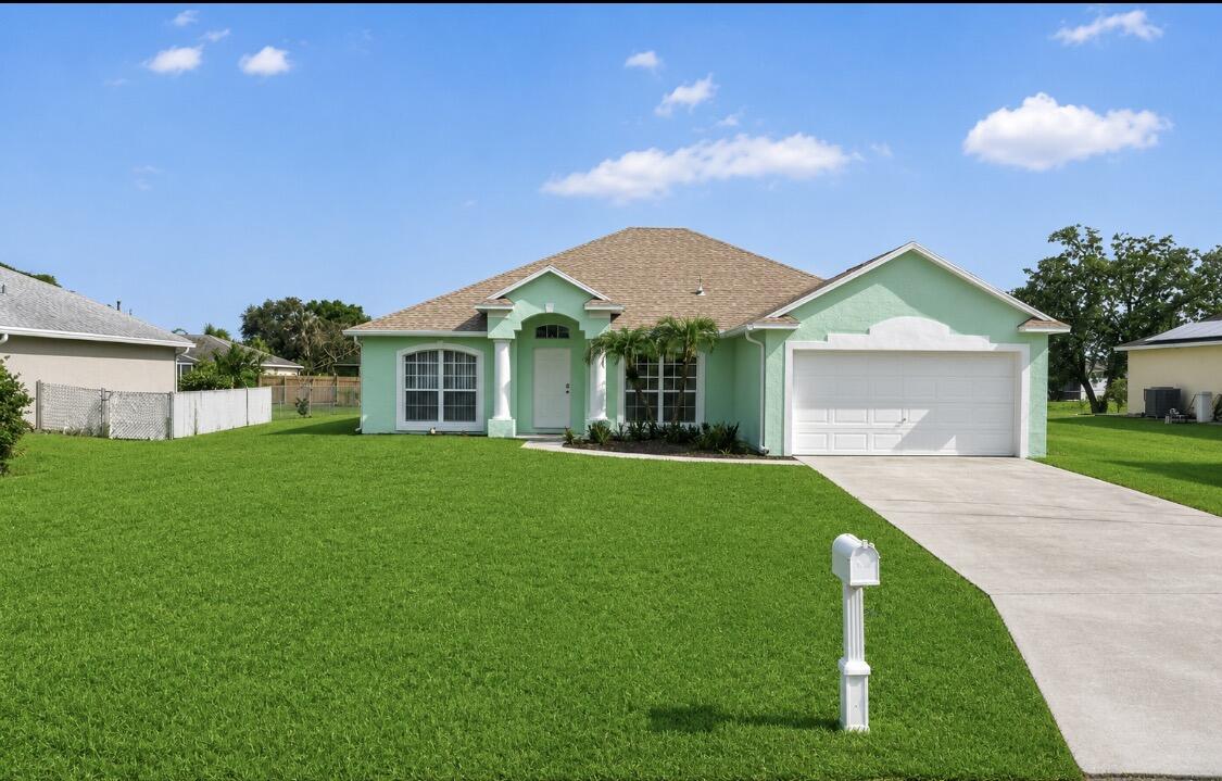 Foto de propiedad en 522 SW Mccomb Avenue, Port St. Lucie, FL 34953 Port St. Lucie con MLS# 