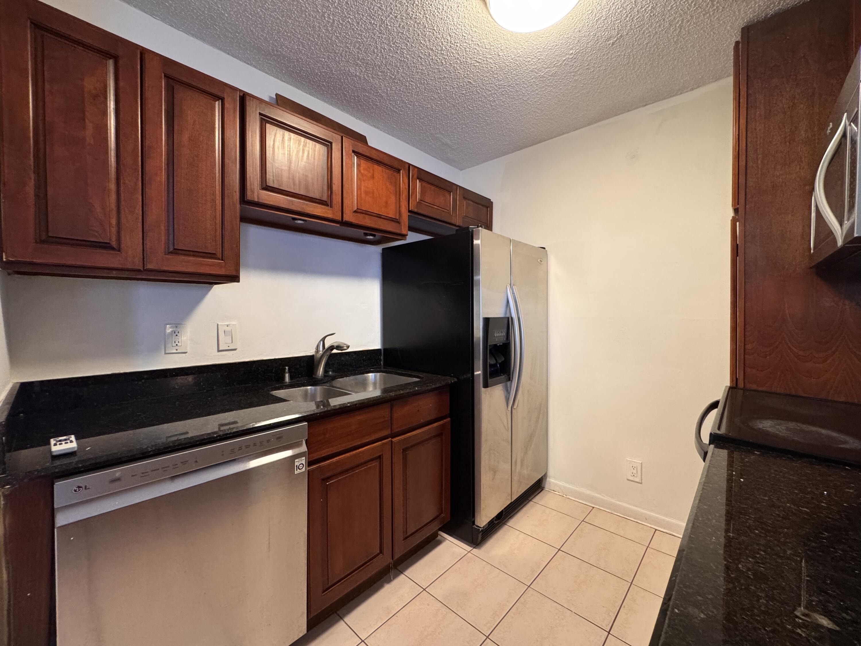Alquilada 809 NE 199th Street 105-7, Miami, FL 33179, Miami, FL 33179