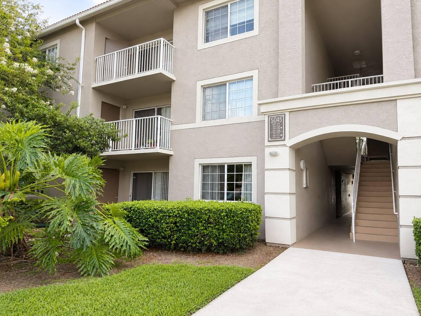 Foto de propiedad en 5045 Wiles Road 105, Coconut Creek, FL 33073 Coconut Creek con MLS# 
