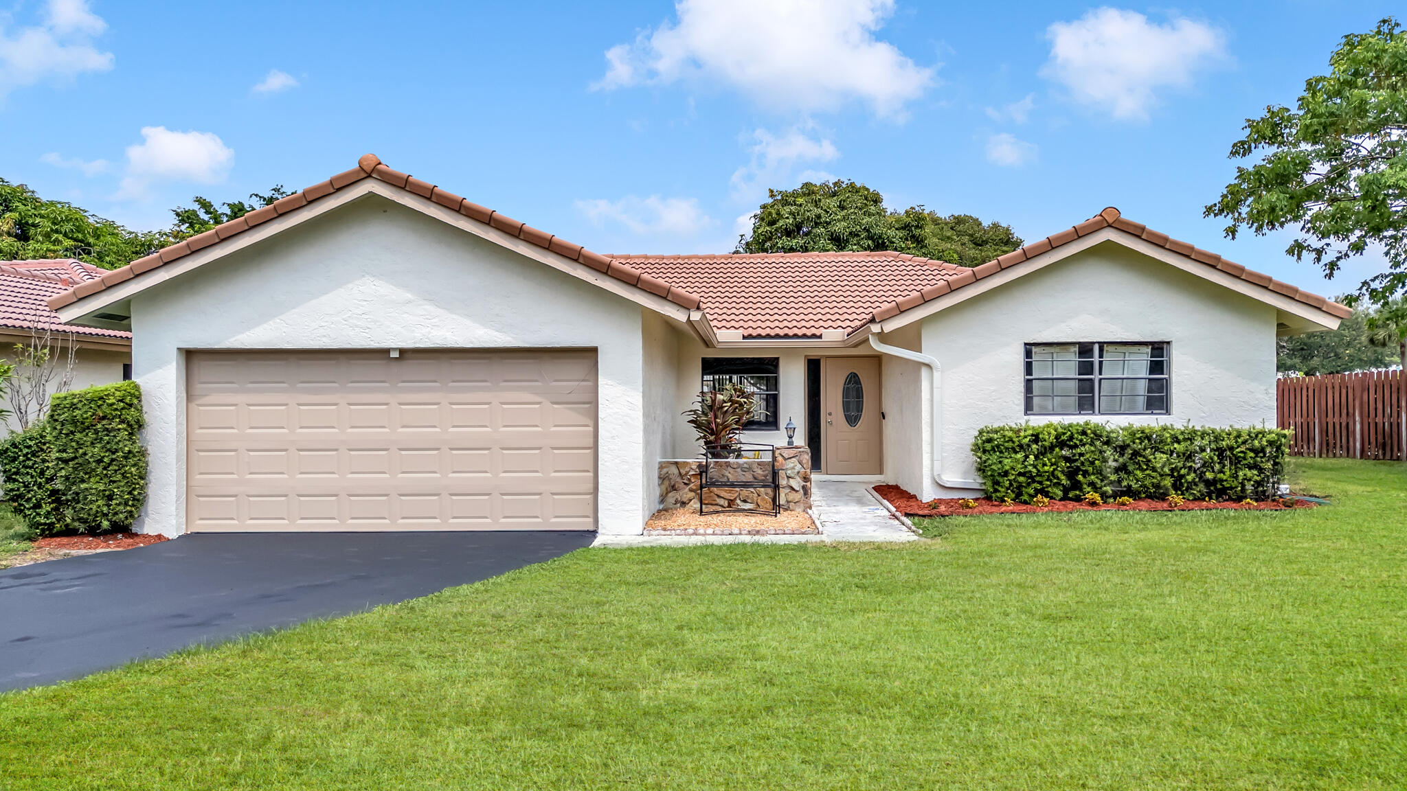 Foto de propiedad en 1273 Spring Circle Drive, Coral Springs, FL 33071 Coral Springs con MLS# 