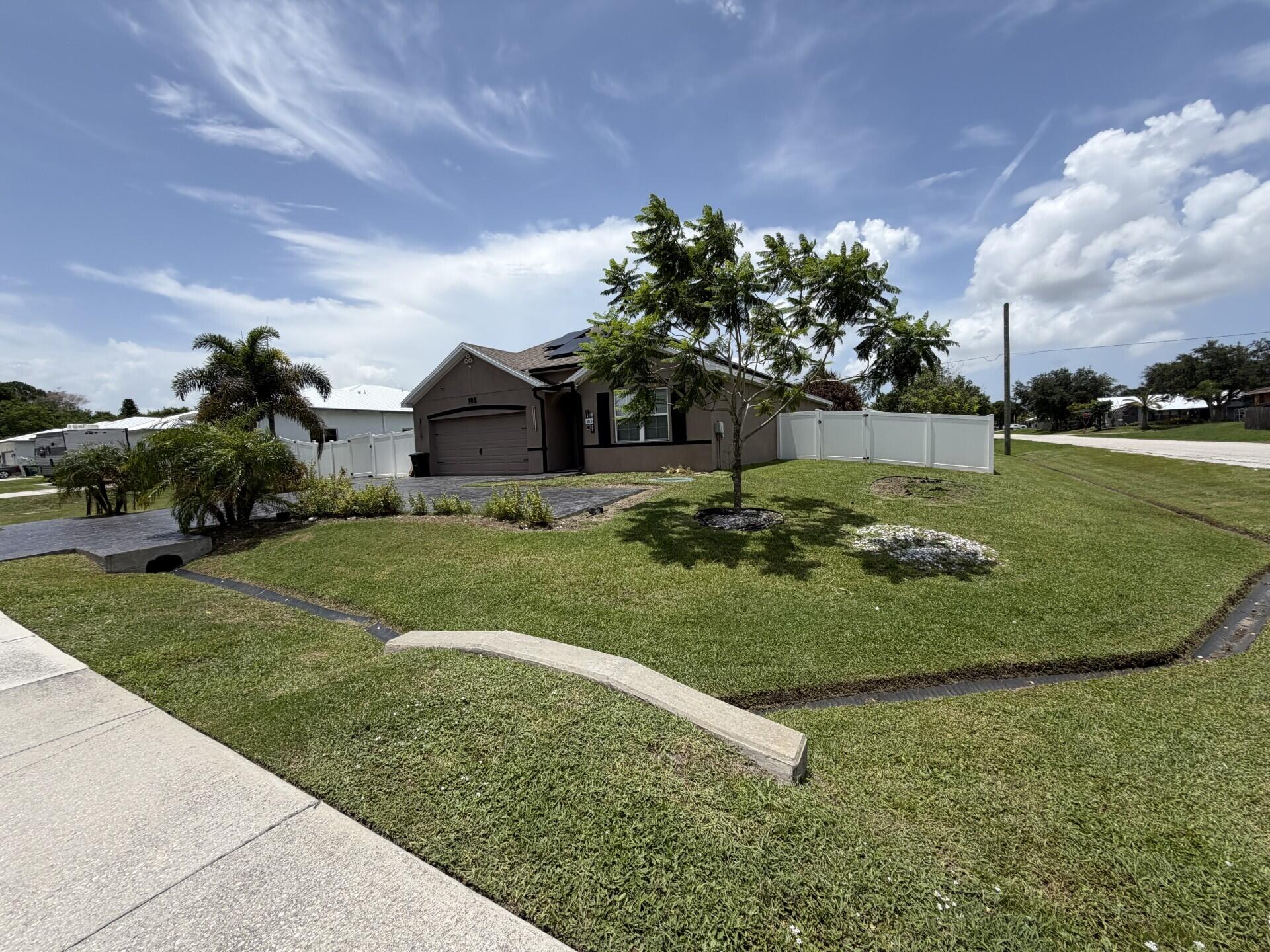 Foto de propiedad en 103 SW Oakridge Drive, Port St. Lucie, FL 34984 Port St. Lucie con MLS# 