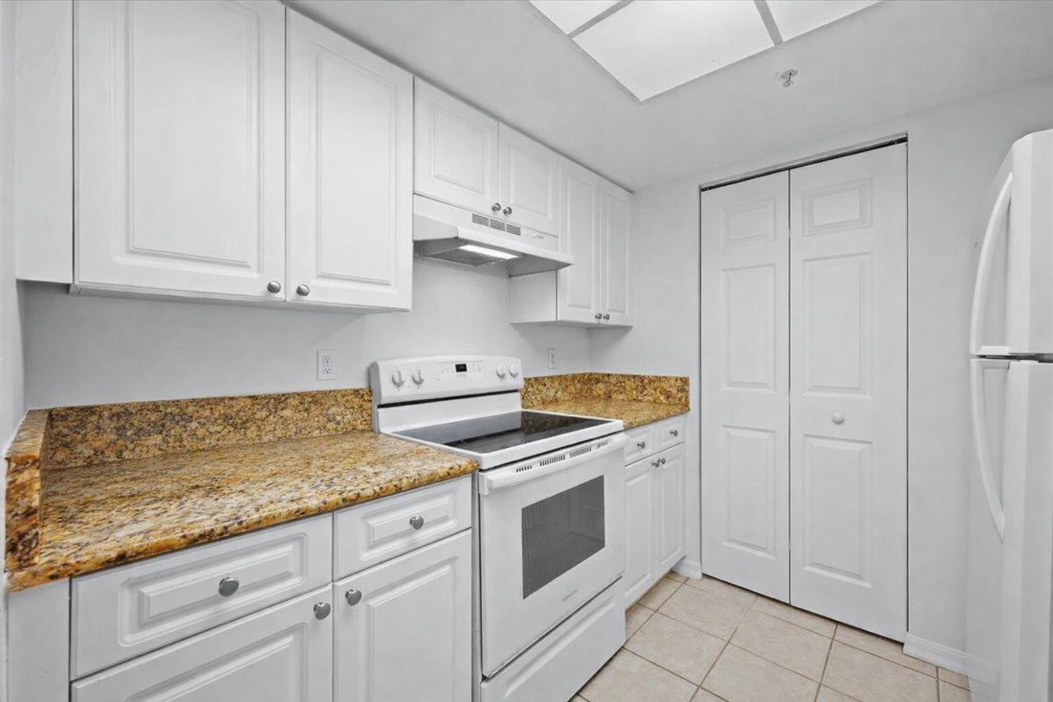 Foto de propiedad en 200 N Crestwood Court N 211, Royal Palm Beach, FL 33411 Royal Palm Beach con MLS# 