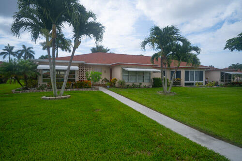 Foto de propiedad en 235 NW 46th Avenue B, Delray Beach, FL 33445 Delray Beach con MLS# 