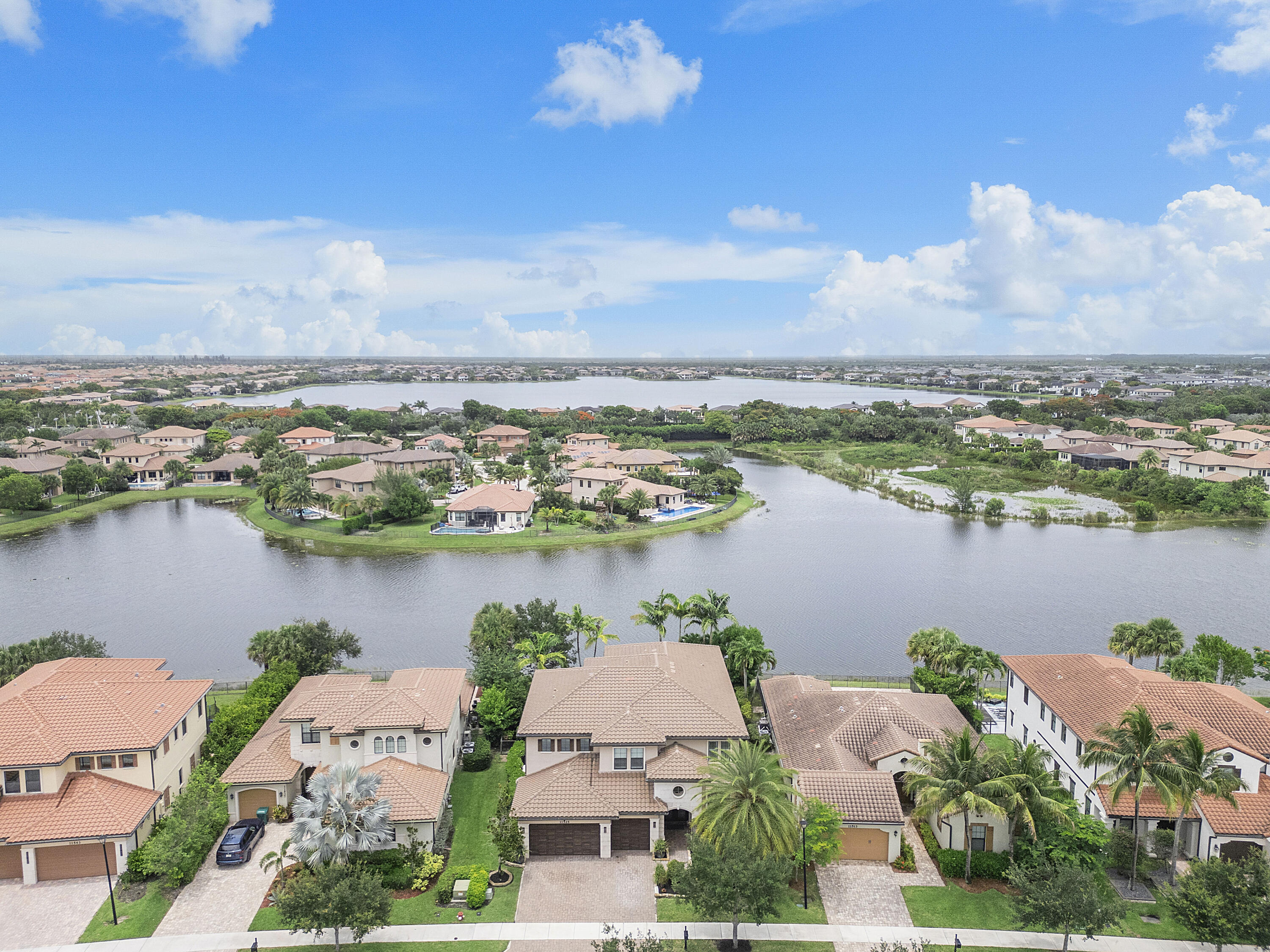 Foto de propiedad en 11525 NW 81st Place, Parkland, FL 33076 Parkland con MLS# 