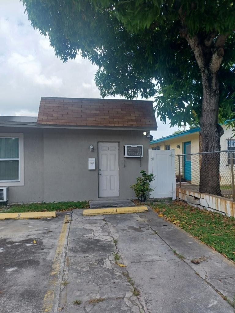 Foto de propiedad en 24 SW 13th Street 1-5, Dania Beach, FL 33004 Dania Beach con MLS# 