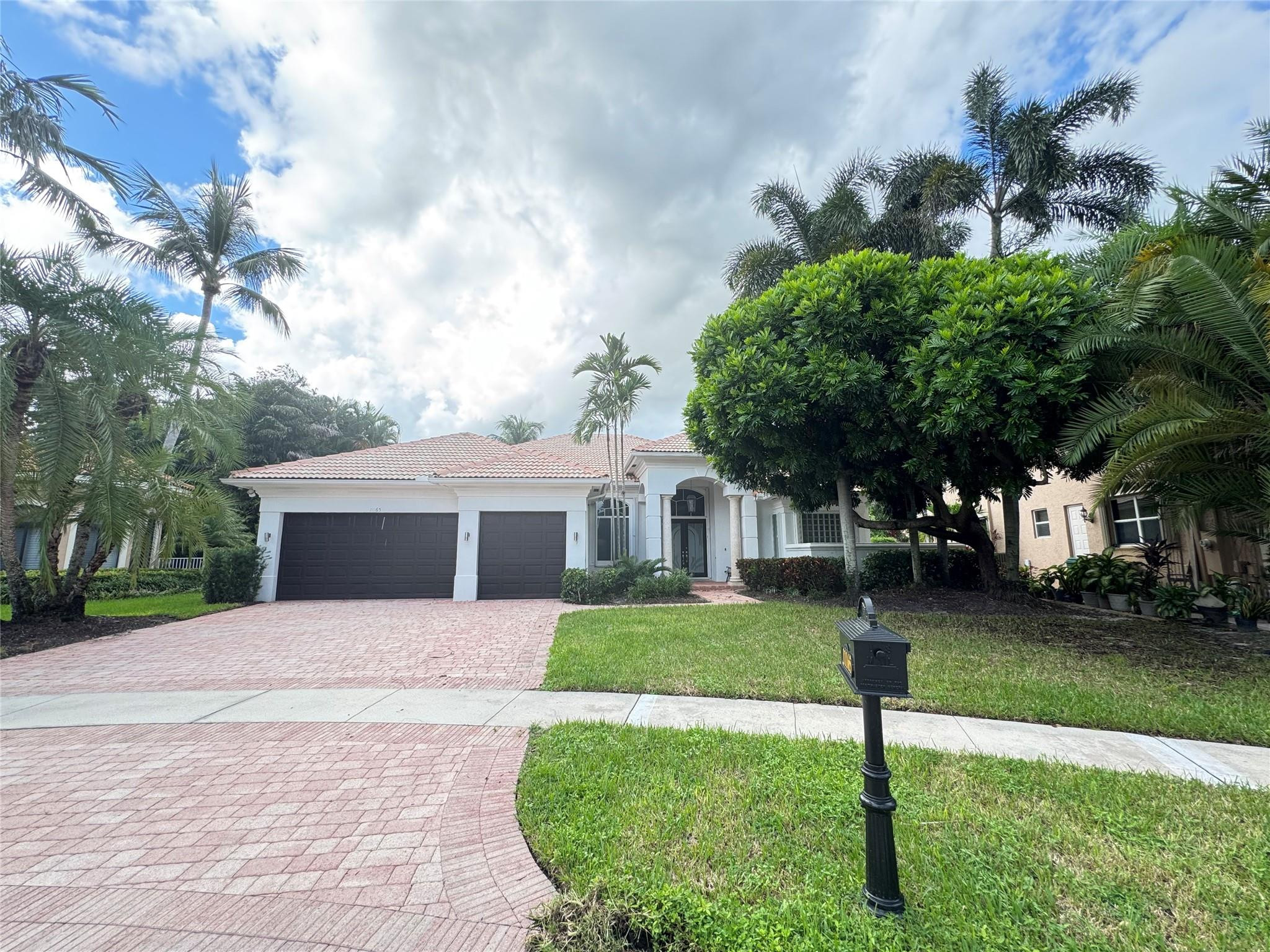 Foto de propiedad en 11165 Whitehawk Street, Plantation, FL 33324 Plantation con MLS# 