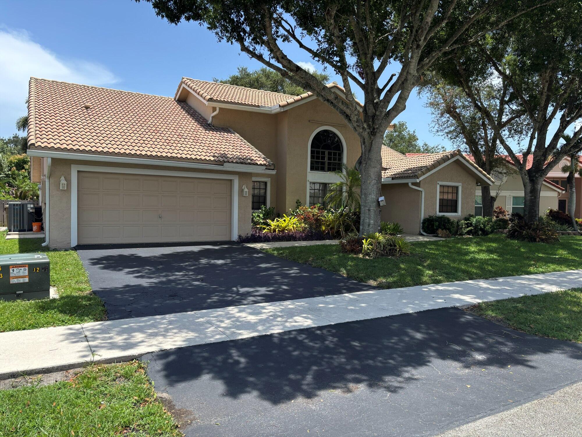 Foto de propiedad en 3145 Peachtree Way, Davie, FL 33328 Davie con MLS# 