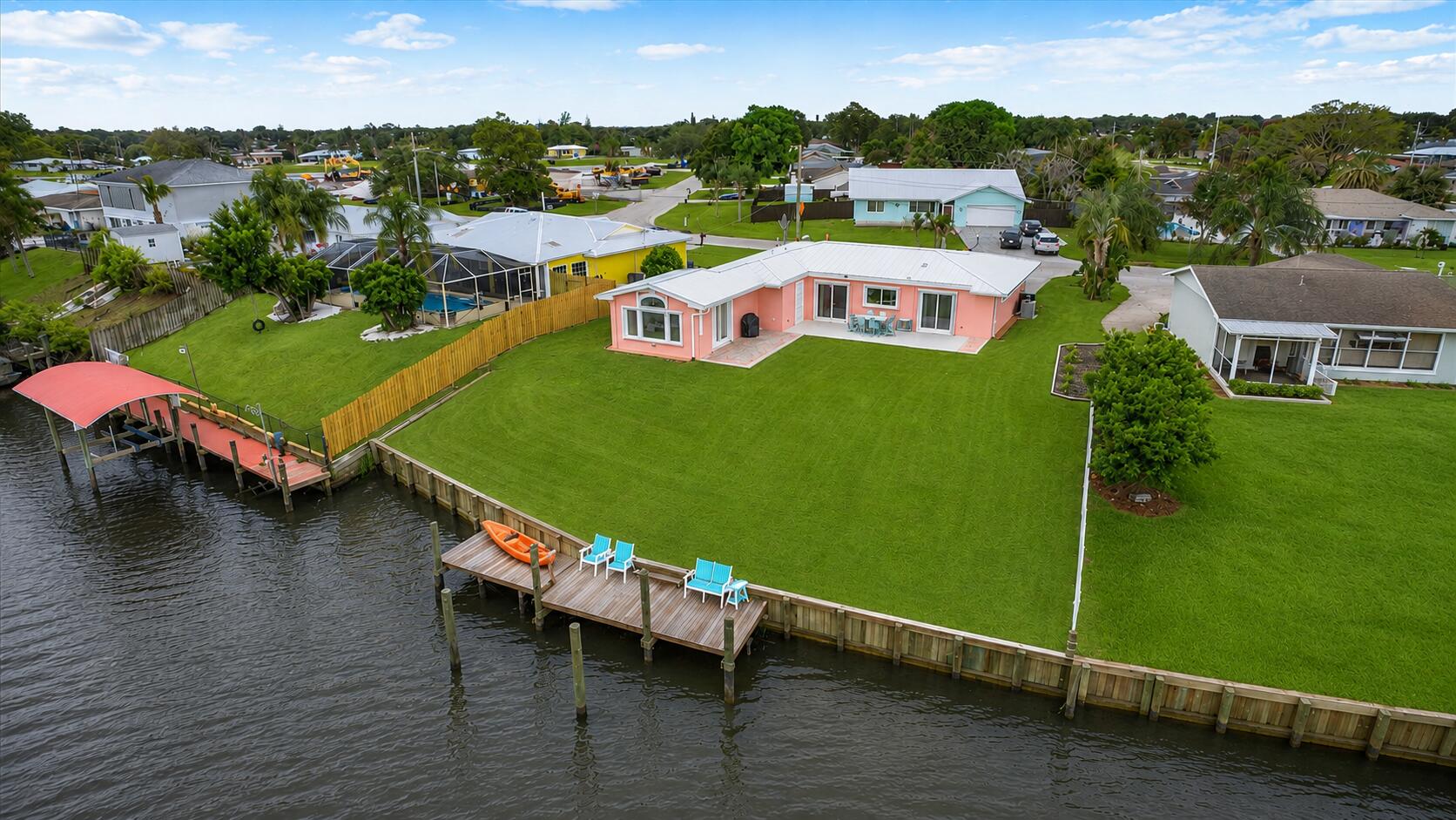 Foto de propiedad en 611 SE Harborview Drive, Port St. Lucie, FL 34983 Port St. Lucie con MLS# 