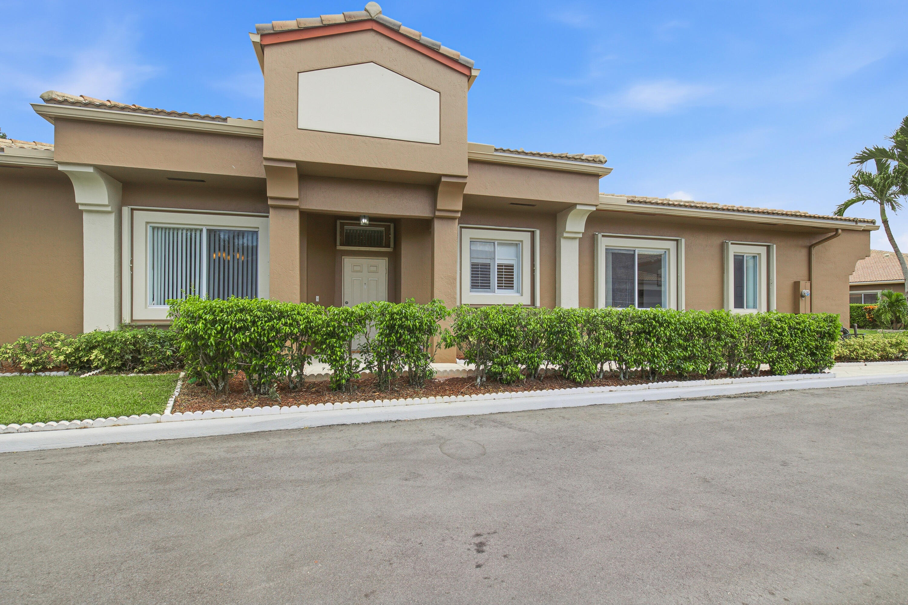 Foto de propiedad en 10216 Lombardy Drive, Tamarac, FL 33321 Tamarac con MLS# 