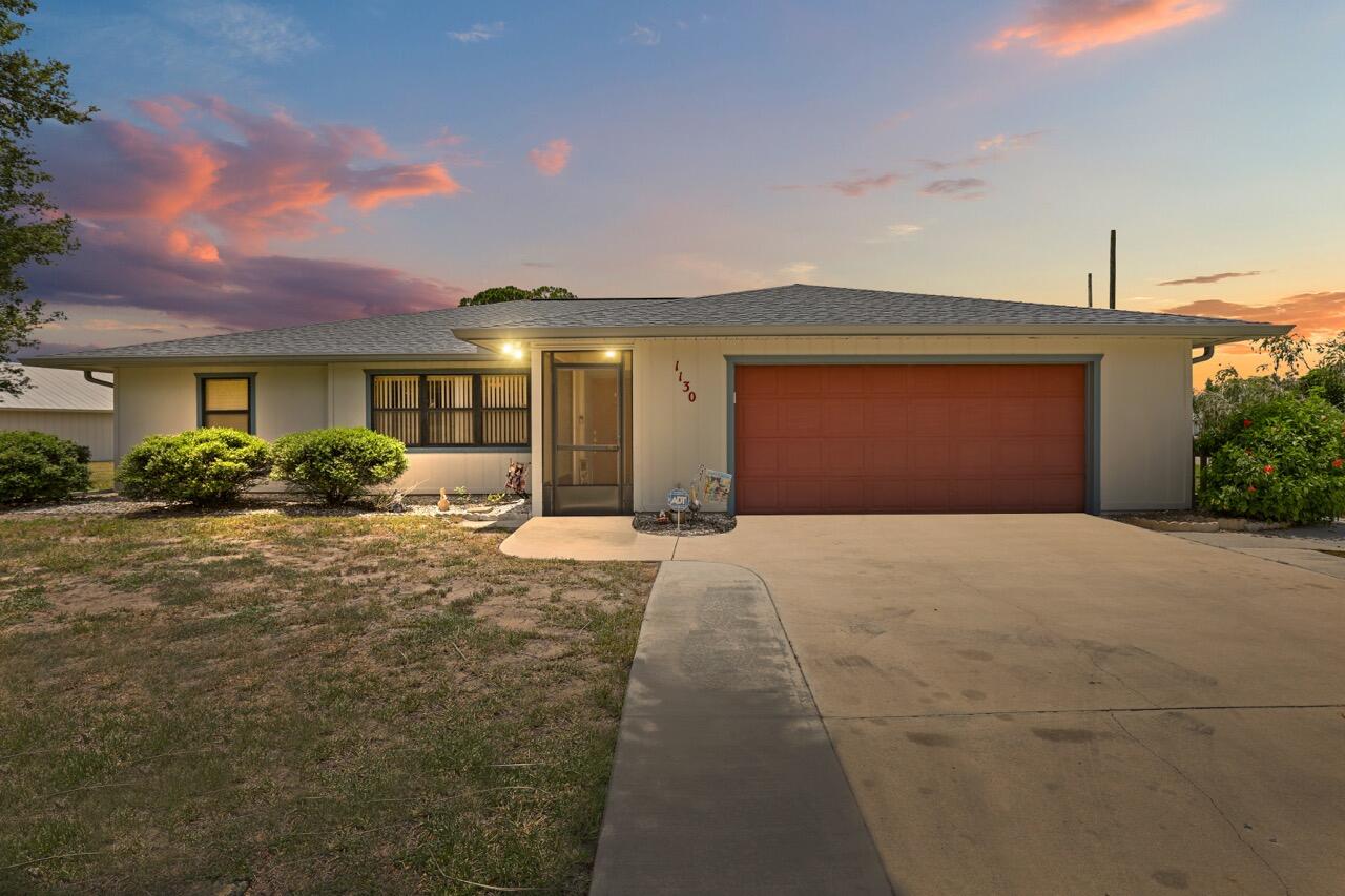 Foto de propiedad en 1130 SW Alcantarra Boulevard, Port St. Lucie, FL 34953 Port St. Lucie con MLS# 