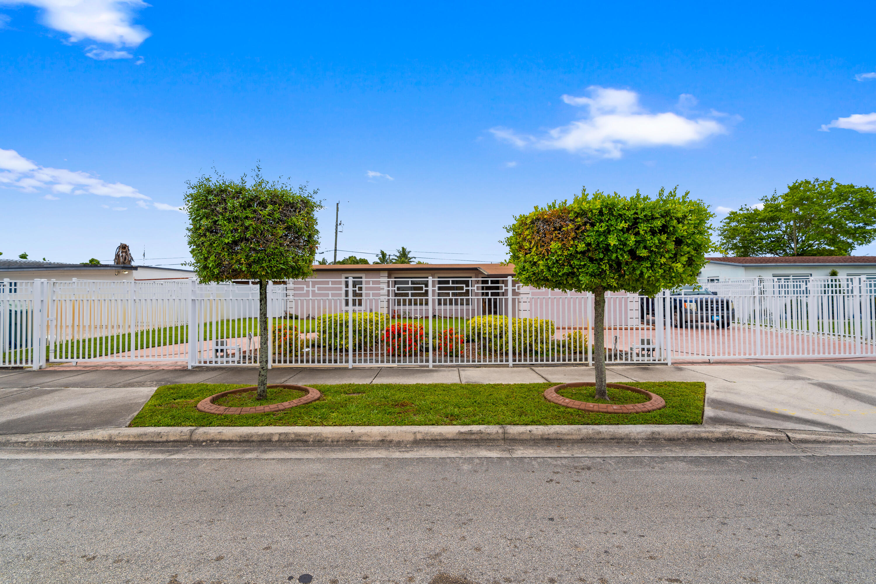 Foto de propiedad en 6160 W 14th Avenue, Hialeah, FL 33012 Hialeah con MLS# 
