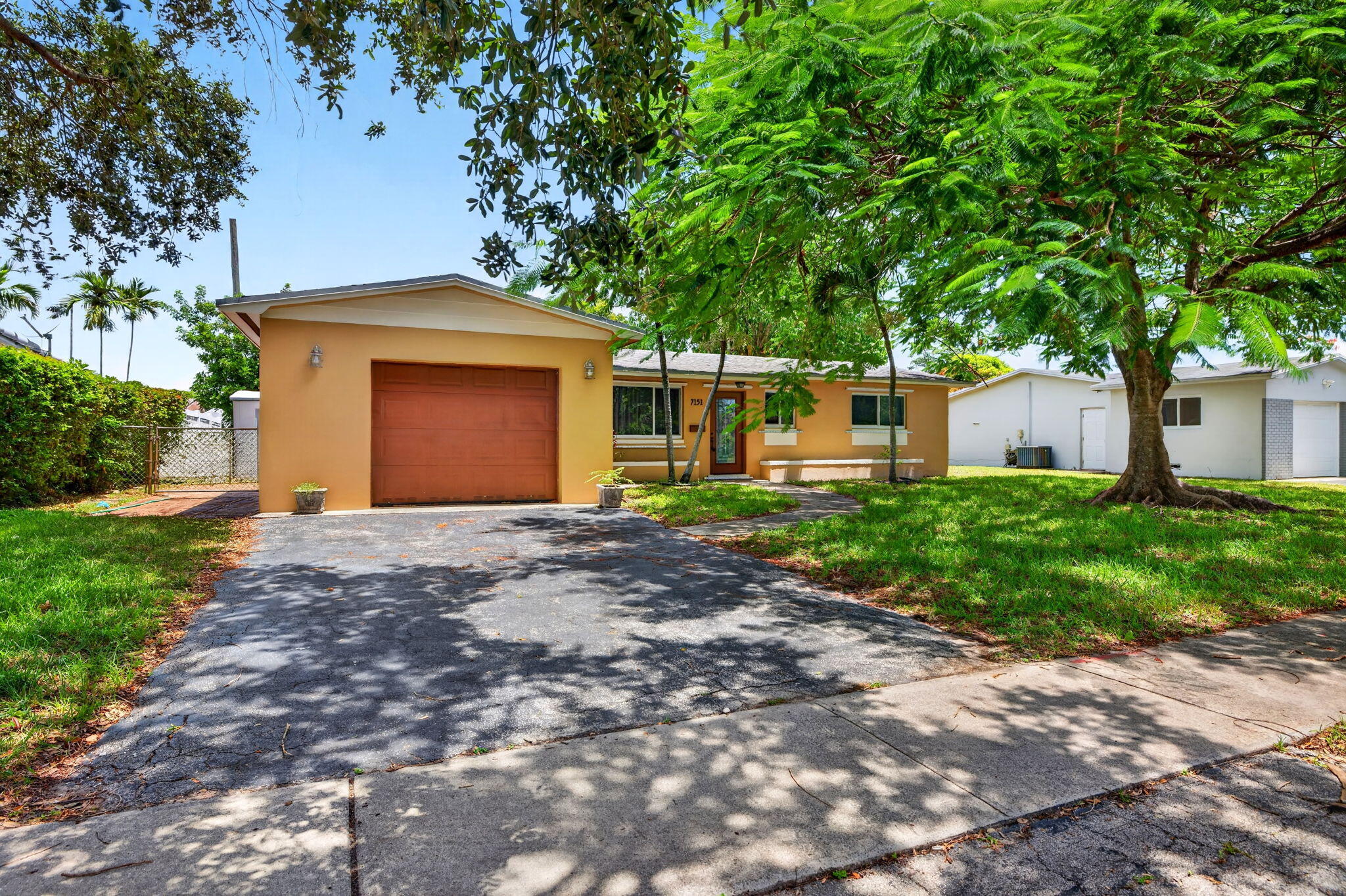 Foto de propiedad en 7151 SW 5th Court, Pembroke Pines, FL 33023 Pembroke Pines con MLS# 