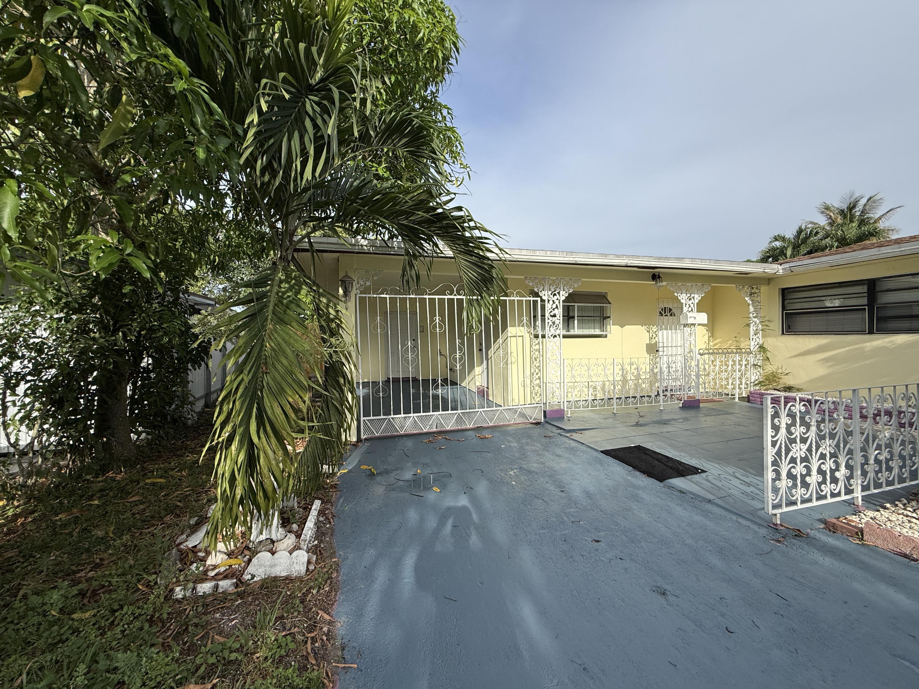 Foto de propiedad en 124 NW 45th Avenue, Plantation, FL 33317 Plantation con MLS# 