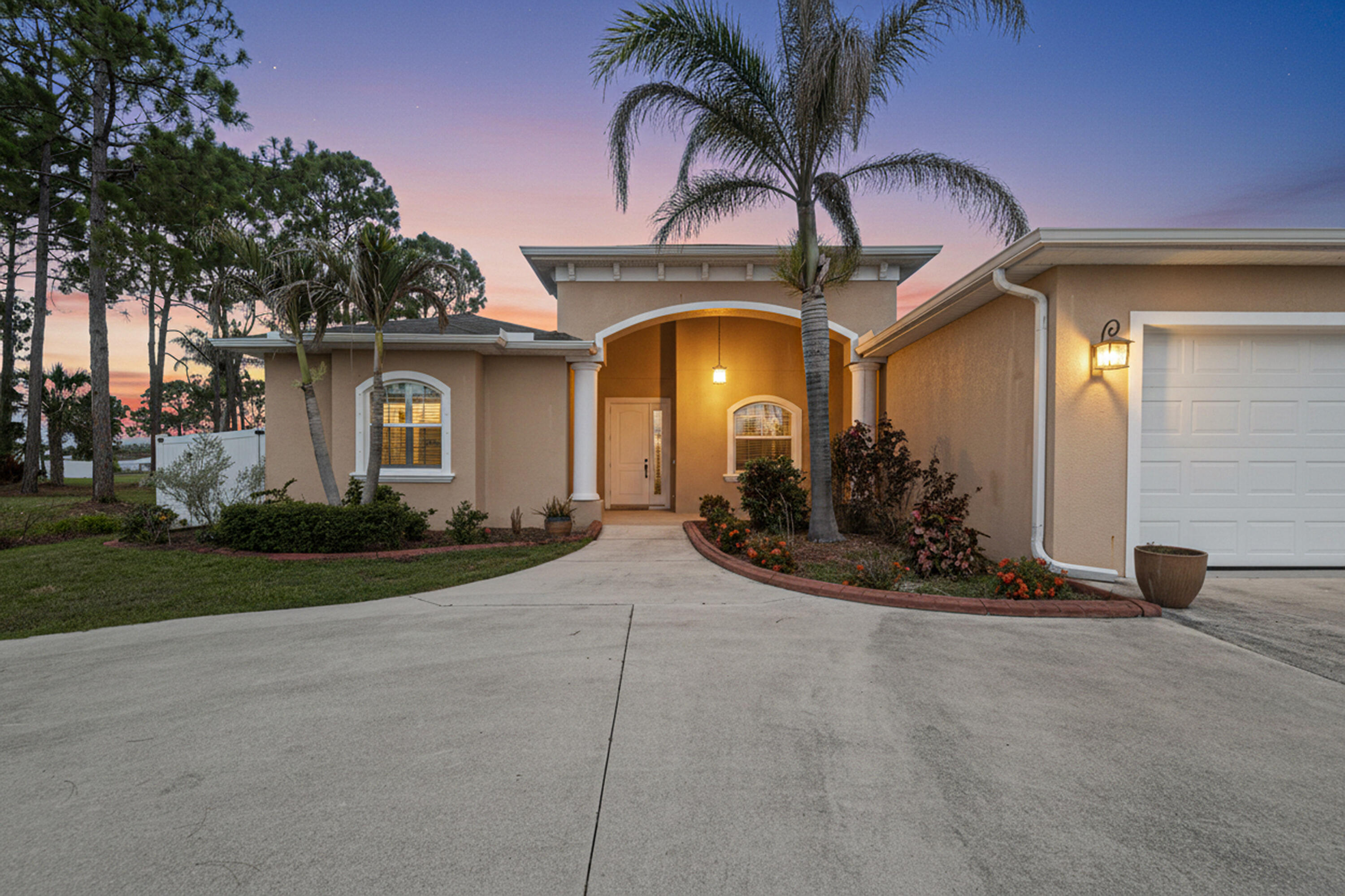 Foto de propiedad en 6462 NW Colgate Street, Port St. Lucie, FL 34986 Port St. Lucie con MLS# 