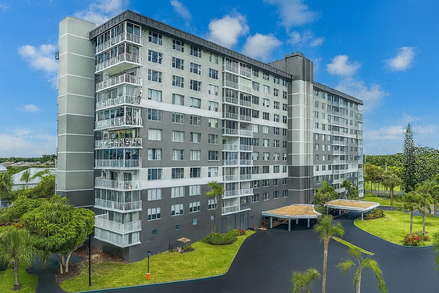Foto de propiedad en 3850 Washington Street 215, Hollywood, FL 33021 Hollywood con MLS# 