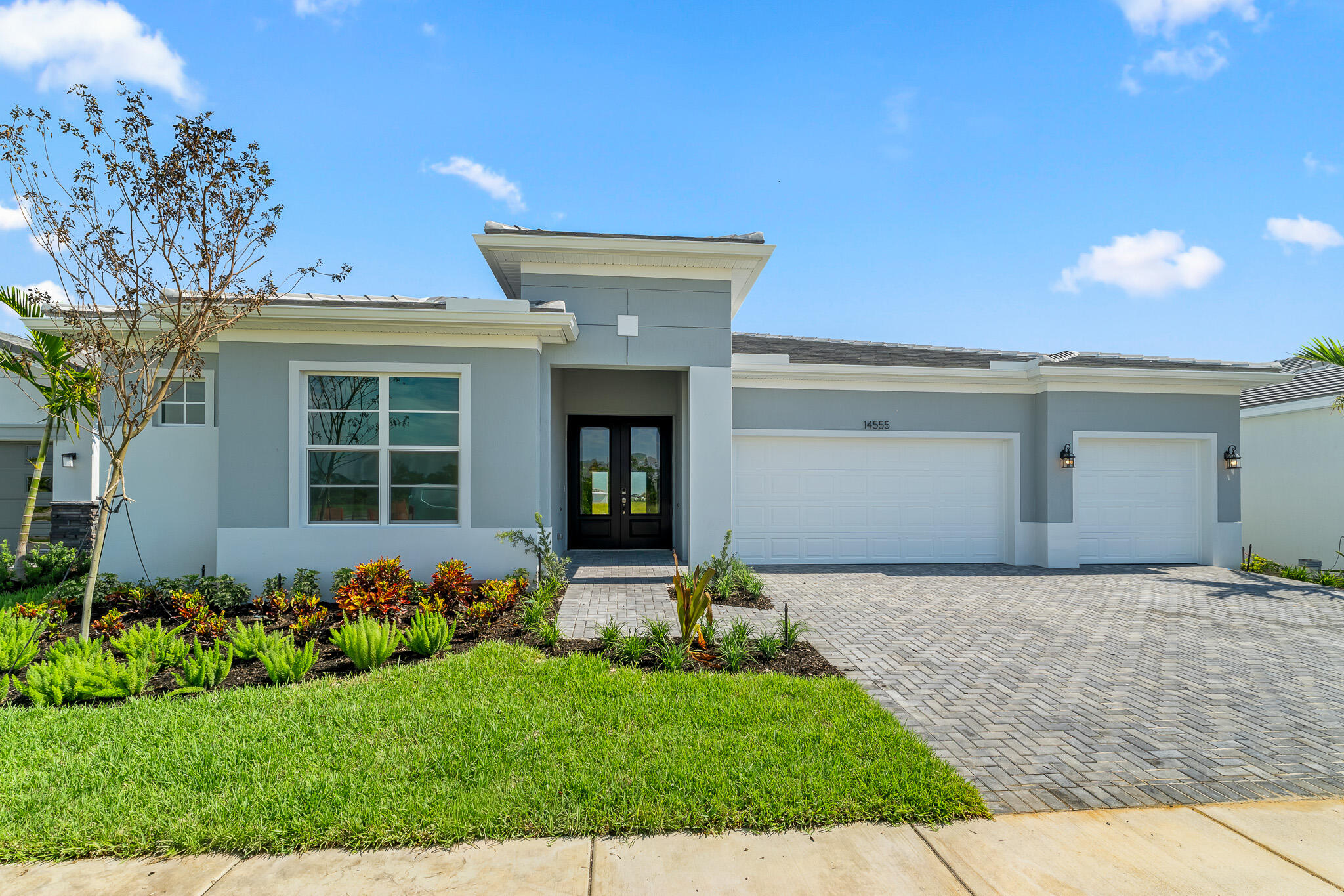 Foto de propiedad en 14555 SW Sarilla Boulevard, Port St. Lucie, FL 34987 Port St. Lucie con MLS# 