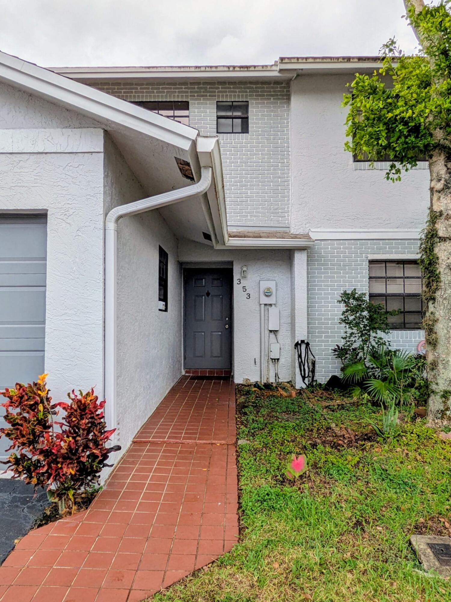 Foto de propiedad en 353 NW 103rd Terrace, Pembroke Pines, FL 33026 Pembroke Pines con MLS# 