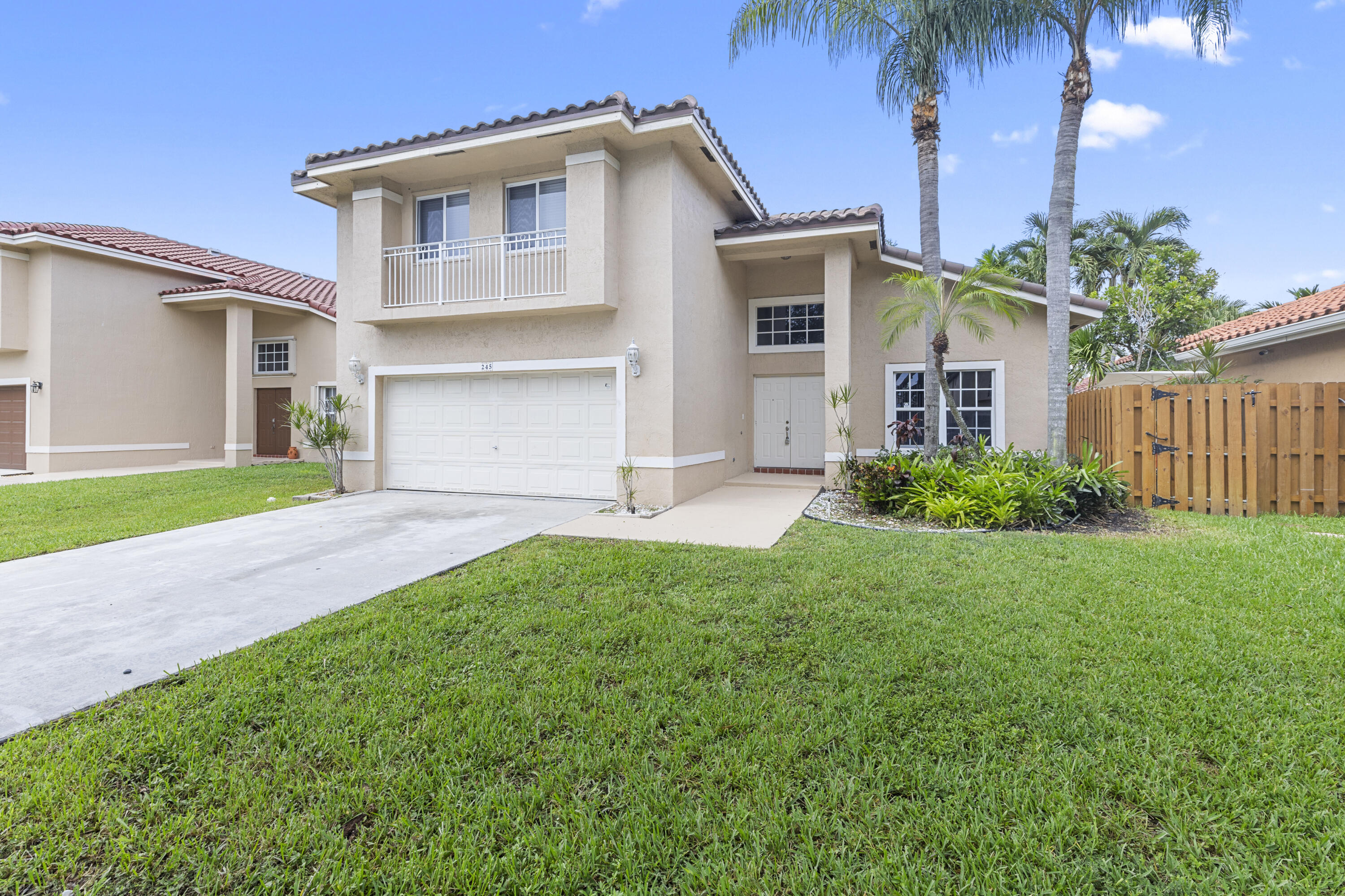 Foto de propiedad en 245 Via Milan Terrace, Davie, FL 33325 Davie con MLS# 