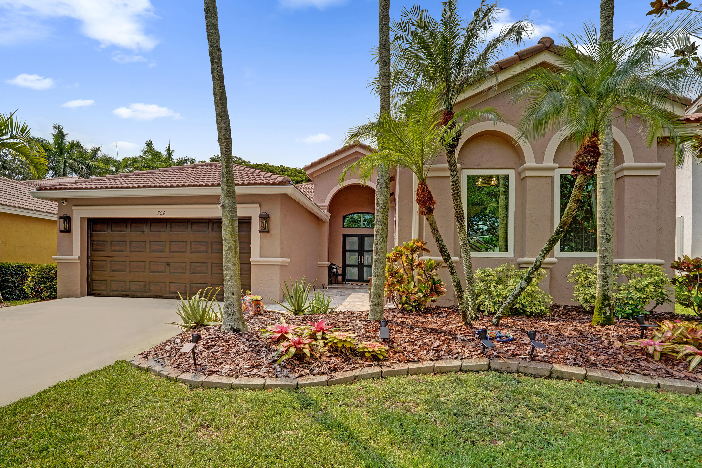 Foto de propiedad en 706 Tulip Circle, Weston, FL 33327 Weston con MLS# 
