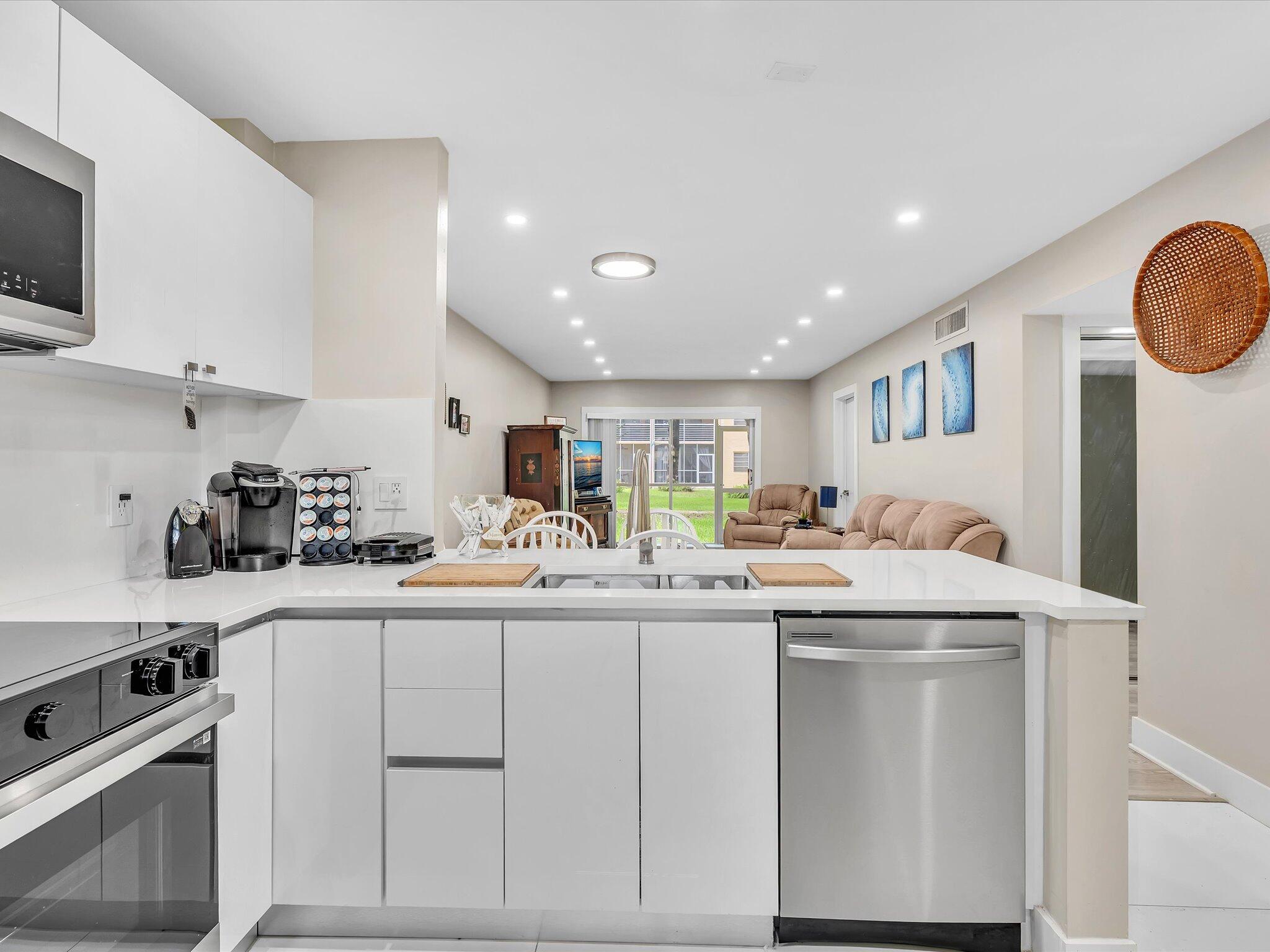 Foto de propiedad en 100 Ashbury Road 103, Hollywood, FL 33024 Hollywood con MLS# 
