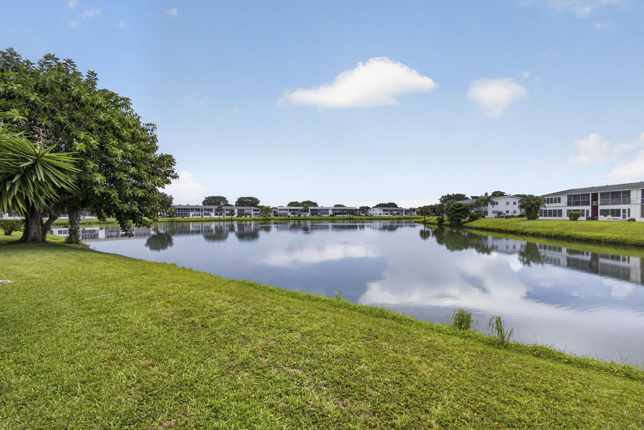Foto de propiedad en 127 Chatham F, West Palm Beach, FL 33417 West Palm Beach con MLS# 