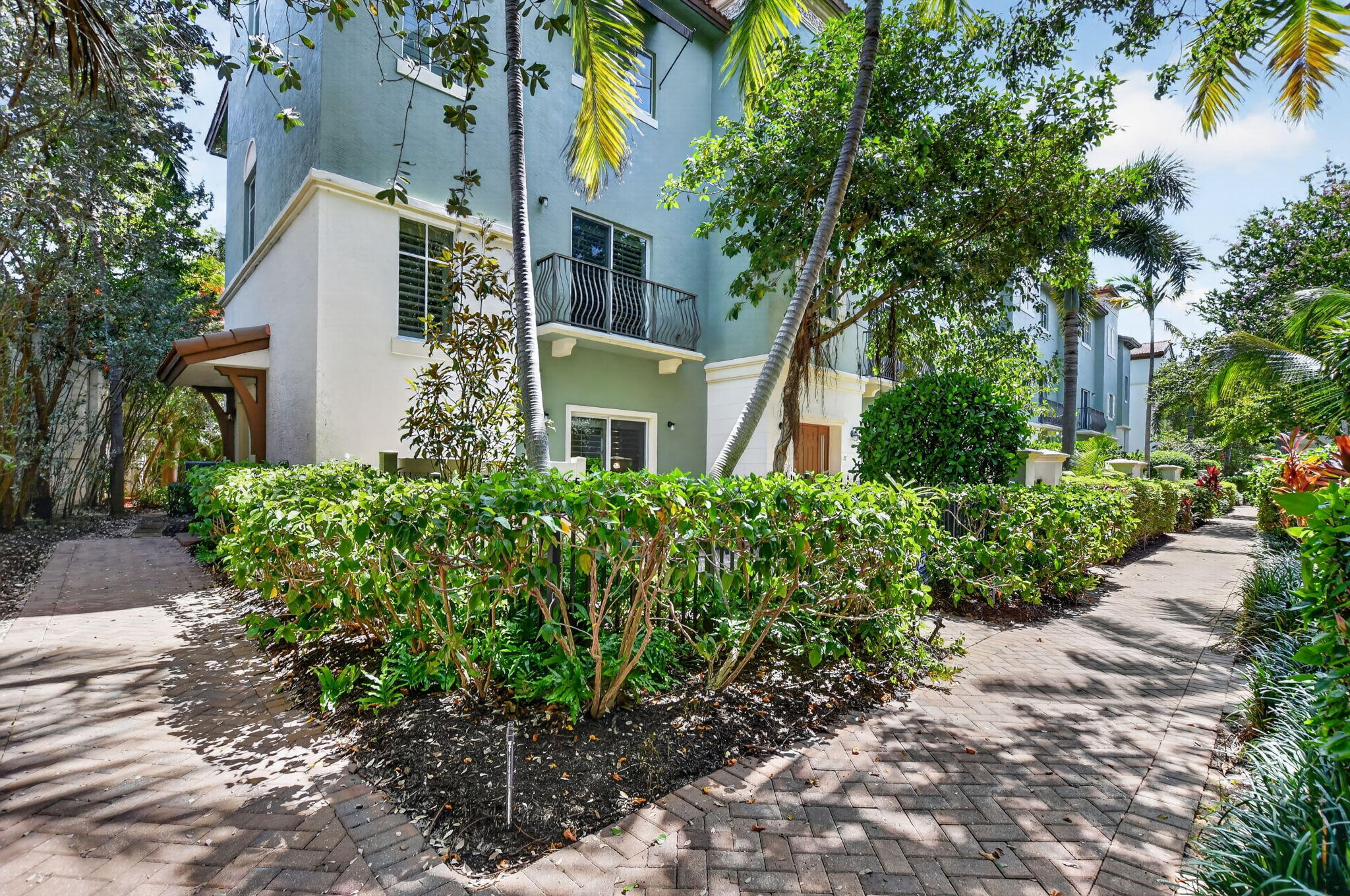 Foto de propiedad en 27 NW Hawthorne Place, Boca Raton, FL 33432 Boca Raton con MLS# 
