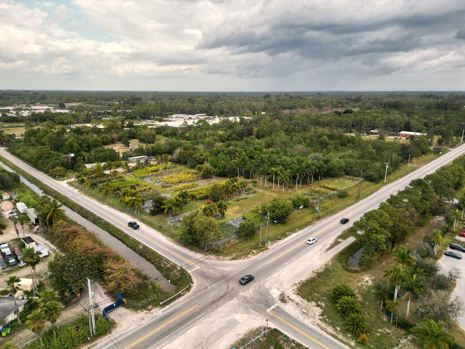 Foto de propiedad en 14375 Okeechobee Boulevard, Loxahatchee Groves, FL 33470 Loxahatchee Groves con MLS# 