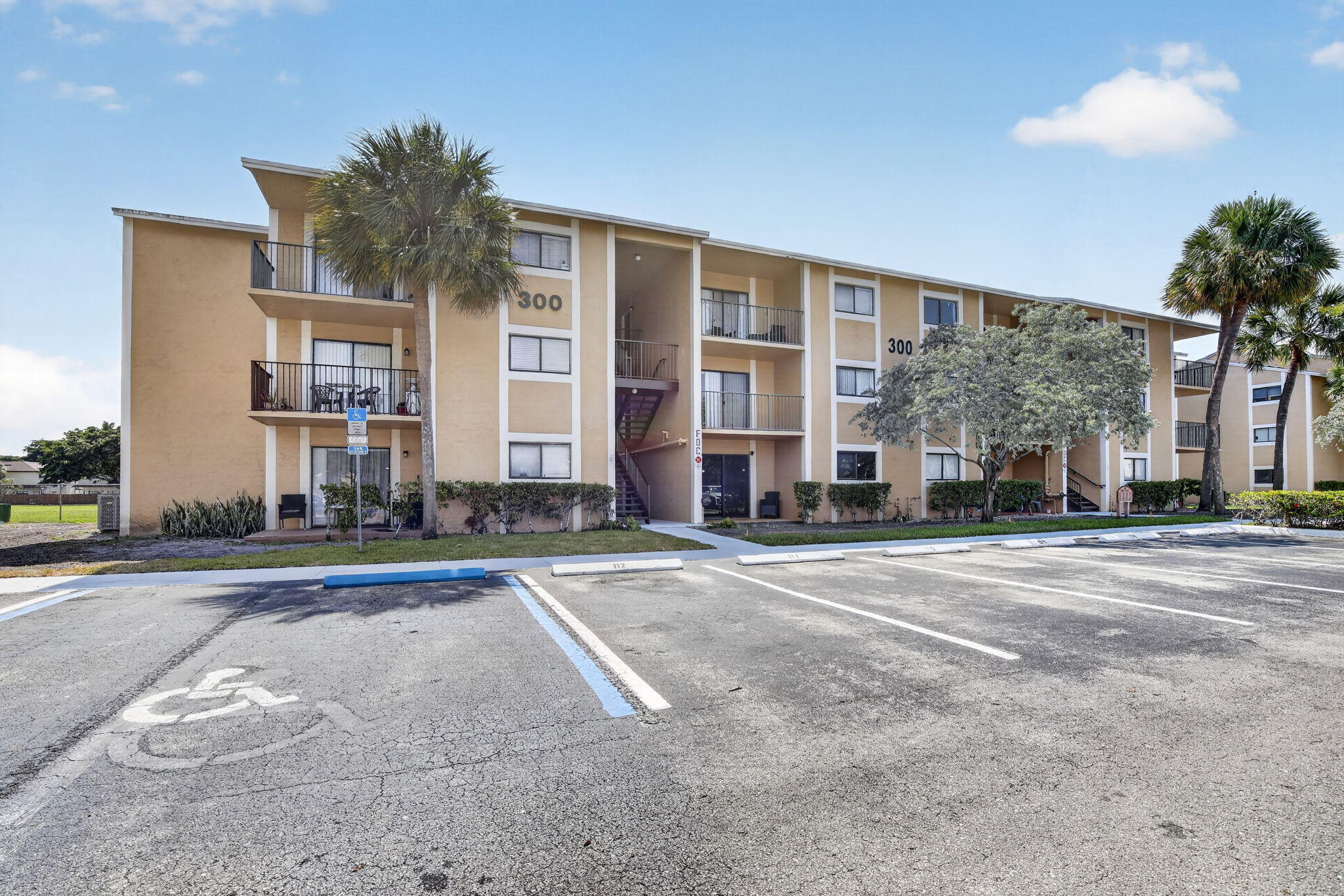 Foto de propiedad en 300 Palm Circle W 106, Pembroke Pines, FL 33025 Pembroke Pines con MLS# 