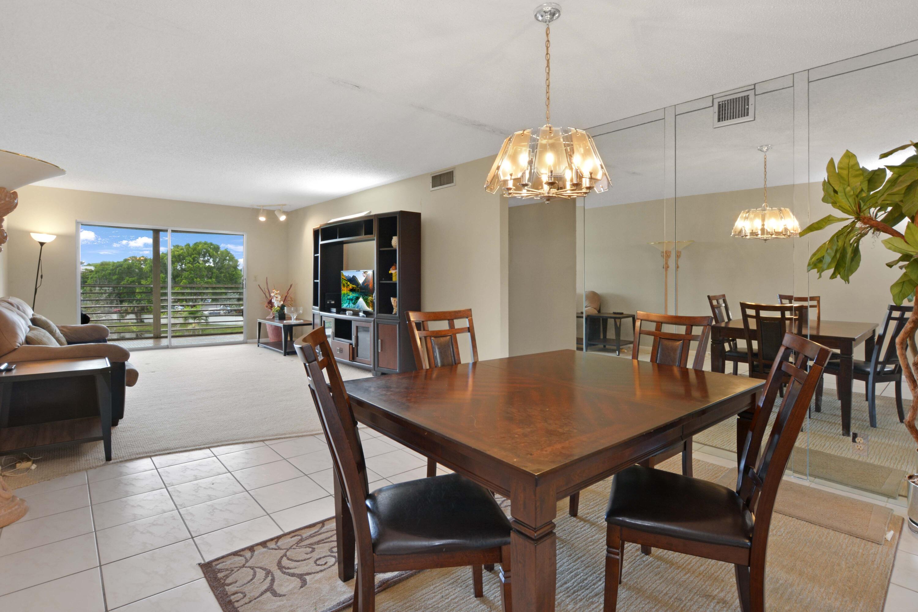 Foto de propiedad en 2101 Lucaya Bend D4, Coconut Creek, FL 33066 Coconut Creek con MLS# 