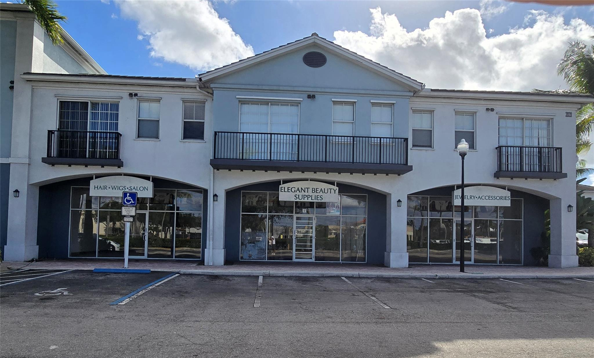 Foto de propiedad en 3920 W Broward Boulevard #8, Plantation, FL 33324 Plantation con MLS# 