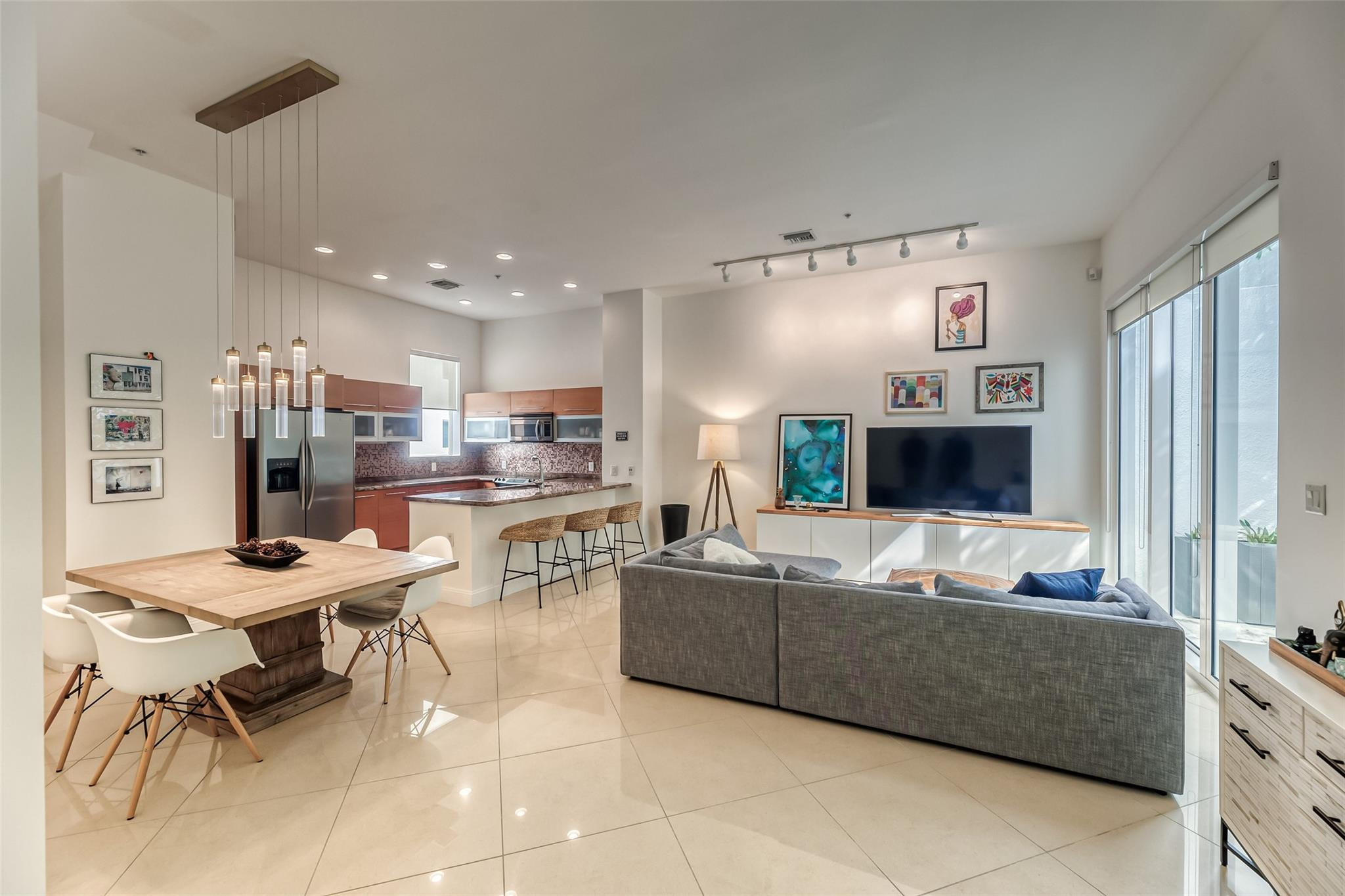 Foto de propiedad en 727 NE 4th Avenue, Fort Lauderdale, FL 33304 Fort Lauderdale con MLS# 