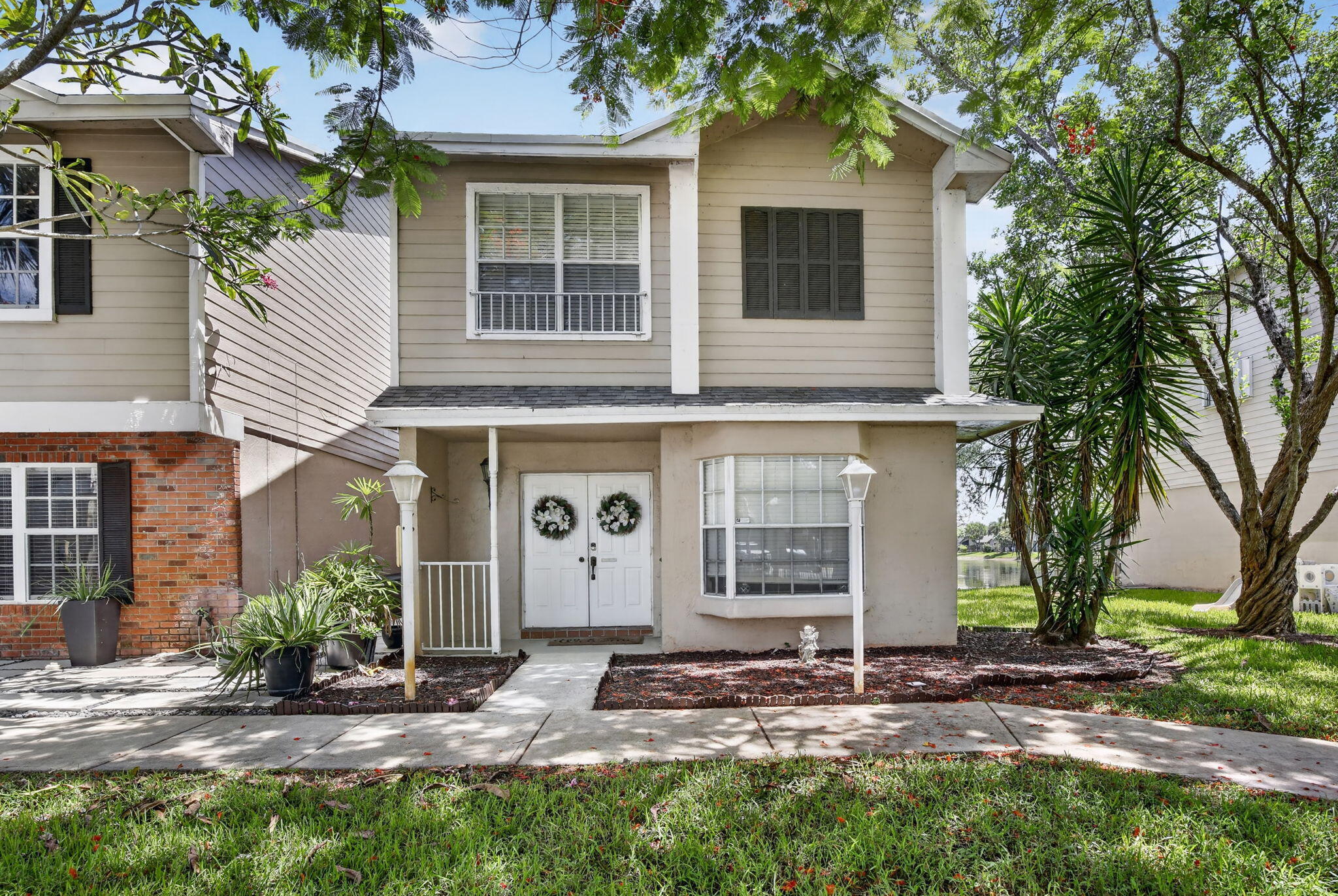 Foto de propiedad en 12175 NW 36th Place, Sunrise, FL 33323 Sunrise con MLS# 